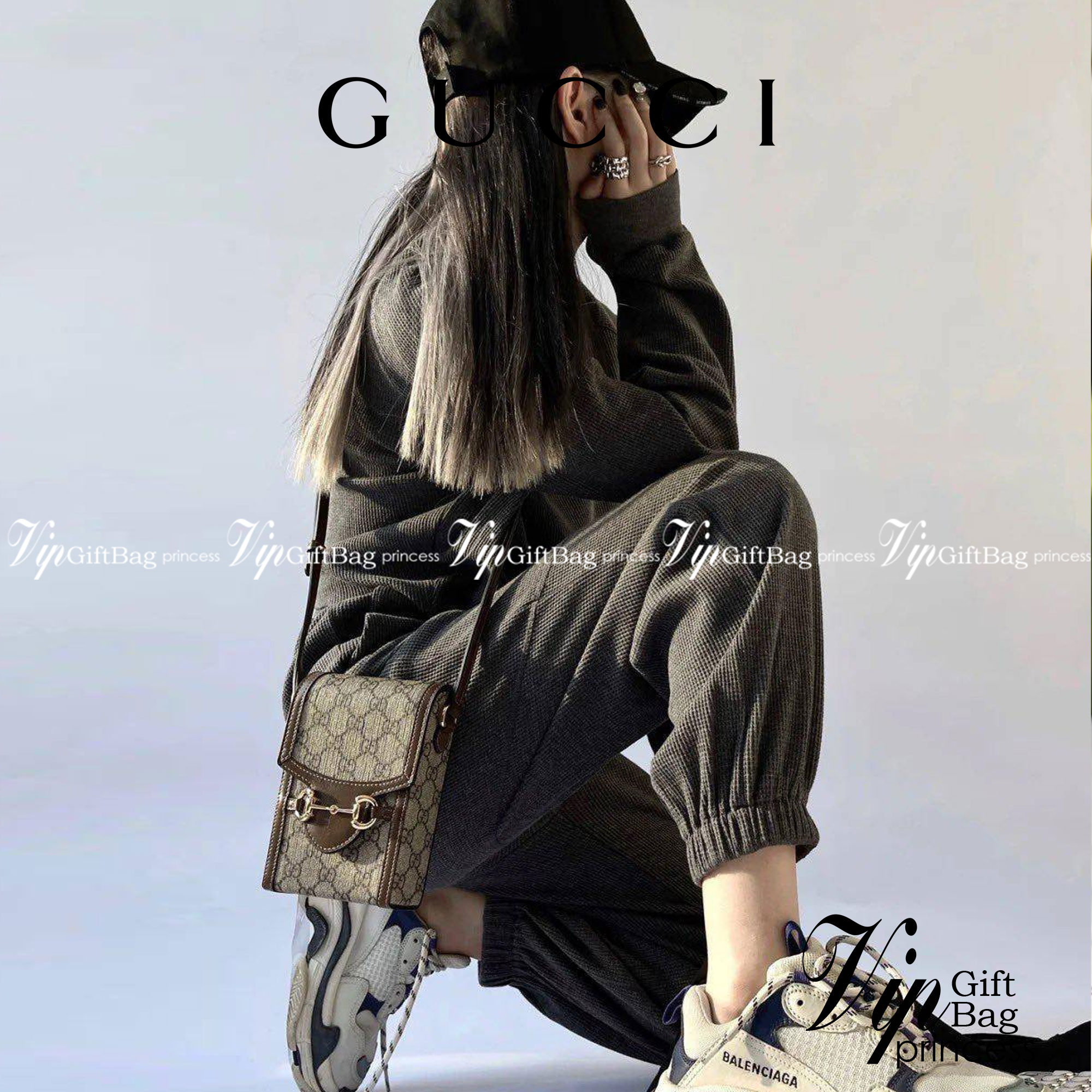 หนังแท้ GUCCI Horsebit phone bag กระเป๋าสะพาย กระเป๋าใส่โทรศัพท์สุดคลาสสิก หนังวัวแท้สีน้ำตาล/สีขาว อะไหล่ทองสวย ดีไซต์สัญลักษณ์วงแหวนตามแบบฉบับแบรนด์ สายสะพายยาวที่สามารถปรับระดับได้ ภาพสินค้าถ่ายจากงานขายจริง ใช้งานต่างประเทศได้ค่ะ