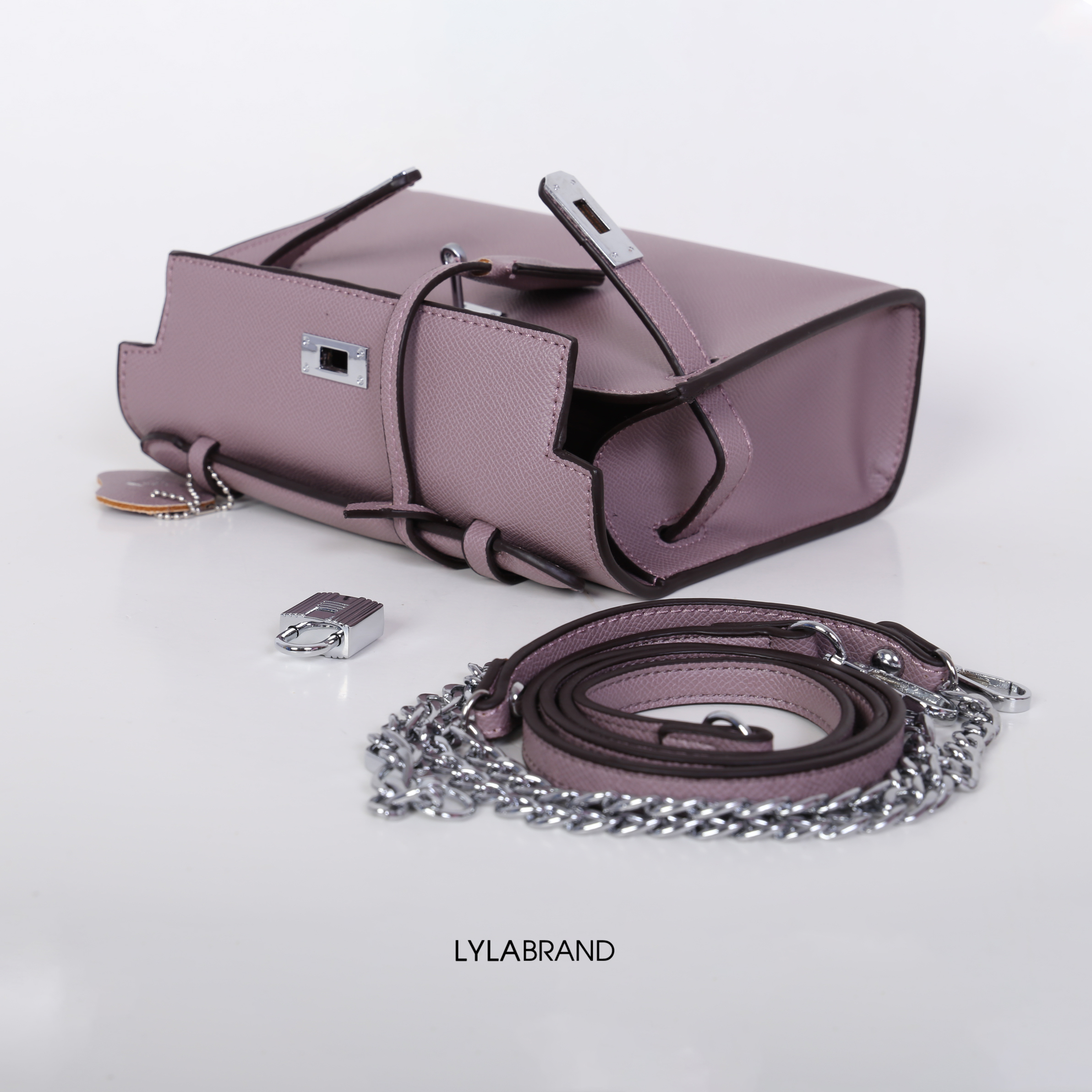 LYLABRAND🔔 KELLY MINI SIZE 22 CM / EPSOM PU TOP PREMIUM มาพร้อมสายหนังและสายโซ่คุณภาพดีสุดๆ ใบเล็กน่ารักพอดิบพอดีถือเป็นครัชออกงานได้ให้ลุคหรูสุด หรือจะใส่กับชุดทำงาน กางเกงยีนส์ ได้หมด ครบเลยค่ะ ให้ลุค ผู้ดีมากๆ ใส่ iphone plus ได้ทุกรุ่น มีสีให้