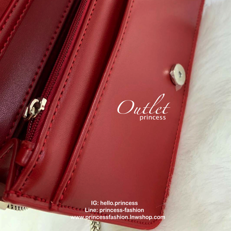 CHARLES & KEITH CHAIN DETAIL CLUTCH BAG กลับมาอีกครั้ง รุ่นขายดี สีออกใหม่ค่ะ!! กระเป๋าทรงคลัท//สะพายข้างได้ วัสดุหนังเรียบ ผิวเงา ตัวกระเป๋าแต่งอะไหล่โซ่เงินเพิ่มความเก๋เข้ามาค่ะ เปิดปิดกระเป๋าแบบกระดุมแม่เหล็ก ฝาปิดด้านบนมีช่องซิปใส่ของจุกจิกค่ะ ภายในมี