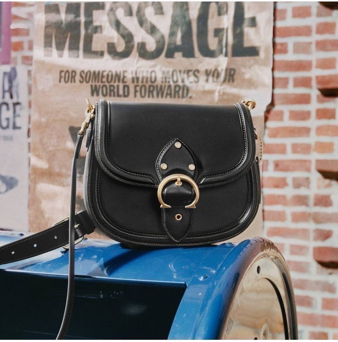 COACH C0749 BEAT SADDLE BAG The best item! ที่สาวๆรอคอย! ฮอตไฟลุก! สีหายาก ละมุนคุณหนู คอลเลคชั่นใหม่ ดีไซน์หรูหรา พิเศษมากๆมาพร้อมสายสะพาย 2 เส้น ใช้คู่กันหรือแยกสะพายก็สวยครบสูตร กระเป๋าสะพายทรง saddle คลาสสิค วัสดุหนัง glove-tanned ทนทาน เปิด-ปิดด้วยกร