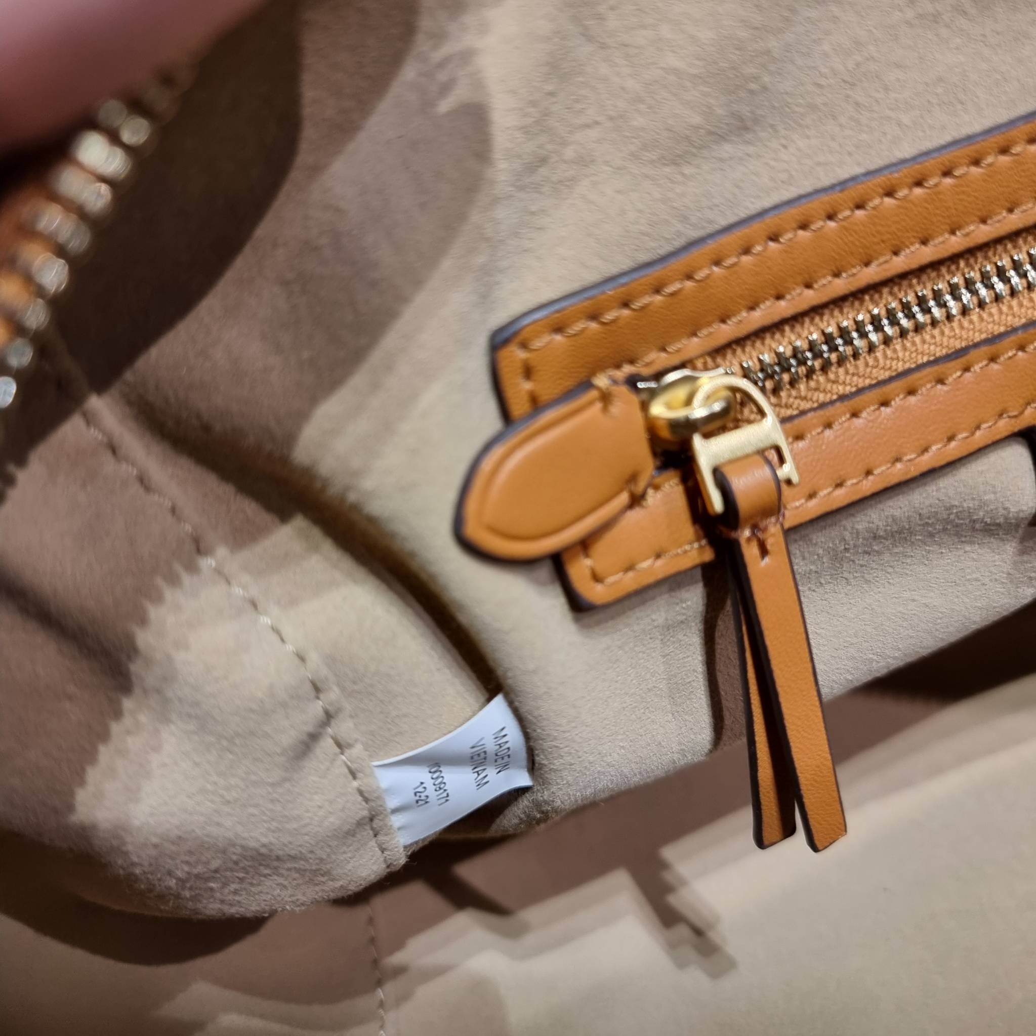 TORY BURCH T MONOGRAM JACQUARD EMBROIDERED DUFFLE คอลใหม่ล่าสุด สวยพร้อมเสิร์ฟแบบไม่ต้องรอพรีฯ ลายโมโนแกรมสุดคลาสสิคที่ถูกดีไซน์รังสรรค์ด้วยงานปักสุดชิค น่าใช้ใจฟูแค่แรกเห็น!! วัสดุ jacquard woven สลับหนังแท้ หูจับในตัว และพร้อมไปเลยกับสายสะพายข้าง ที่จะถ