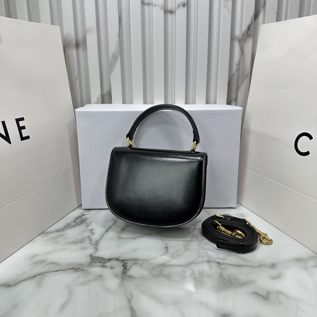 ORI หนังแท้ | CELINE MINI BESACE CLEA IN SHINY and leather กระเป๋าสะพายพร้อมหูจับ ไซส์มินิ แต่งโลโก้สีทองหรูหรา สวยโดดเด่น สามารถถือ สะพายไหล่ และสะพายข้างได้