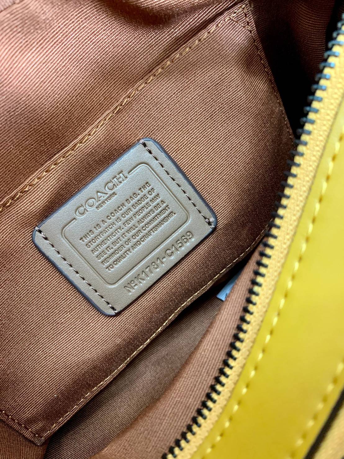 COACH C1569 JES CROSSBODY WITH LINEAR QUILTING ใหม่ล่าสุด!! กระเป๋าสะพายข้าง รุ่น 2 ซิป ใบใหญ่จุใจ ดีไซน์ใหม่ เพิ่มลูกเล่นให้ดูหรูหรายิ่งขึ้น วัสดุหนังสังเคราะห์บุเป็นลายเส้นสวยงาม เปิด-ปิดด้วยซิป 2 ช่องหลัก ใช้งานง่าย ทรงสวยมากๆรุ่นนี้ มาพร้อมสายสะพาย cr