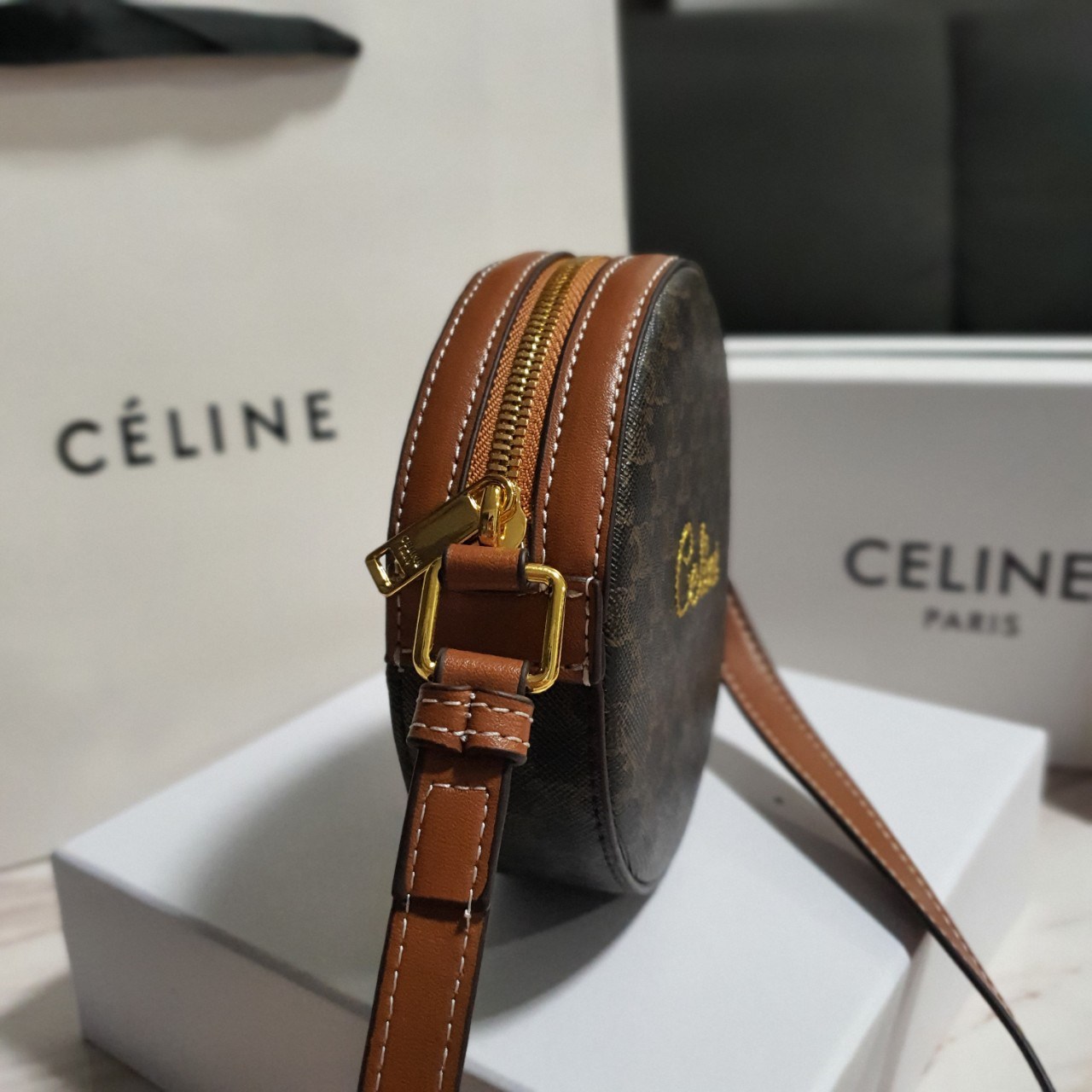 CELINE CROSSBODY BAG VIP GIFT WITH PURCHASE (GWP) พรีเมี่ยมกิ๊ฟ Limited Edition จาก PERFUME DUTYFREE COUNTER กระเป๋าทรงครอสบอดี้ ใบกลมเล็กน่ารัก วัสดุหนังทั้งใบ ตกแต่งด้วยโลโก้แบรนด์ปักเลื่อมด้านหน้า ด้านในเปิดปิดด้วยซิป มีช่องใส่ของจุกจิก ใส่ iphone(เล็ก