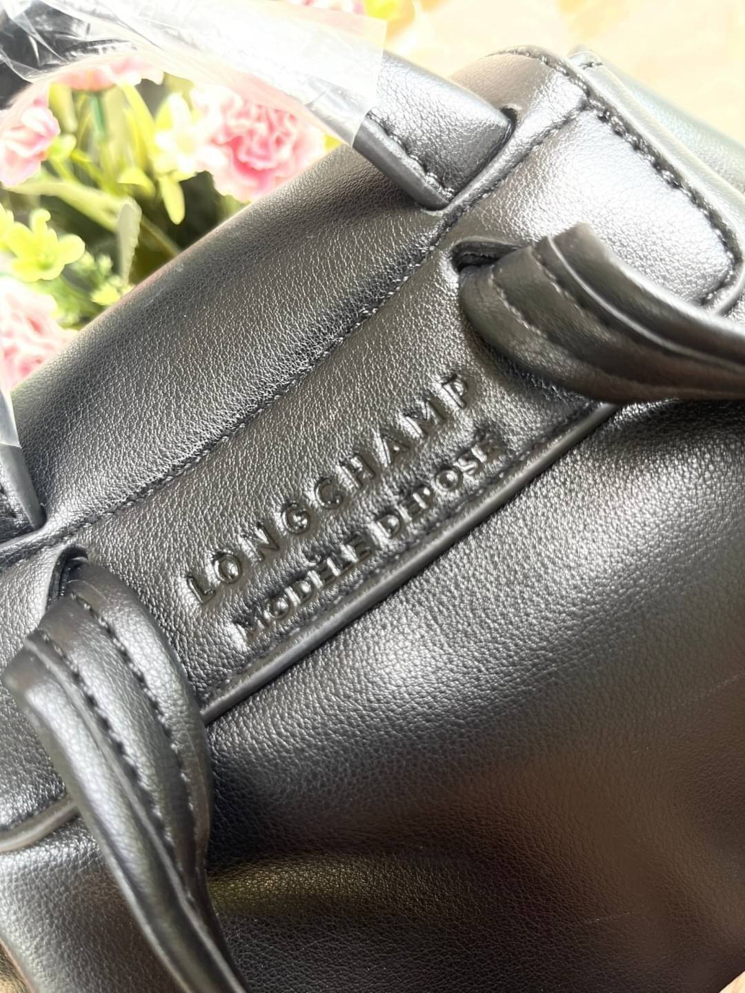 Longchamp Le Pliage Cuir Xs Leather Backpack แบรนด์ติดเทรนด์ตลอดไม่เคยเปลี่ยนกับ ทรง Le Pliage Cuir หนึ่งในตระกูลกระเป๋าสุดไอคอนิกจากแบรนด์ เมื่อรุ่น Le Pliage Cuir ในรูปแบบของหนังแกะ Metis ได้ถือกำเนิดขึ้นในปี 2012 เป้ที่มีการจัดการปรับดีไซน์ให้มีขนาดกำล