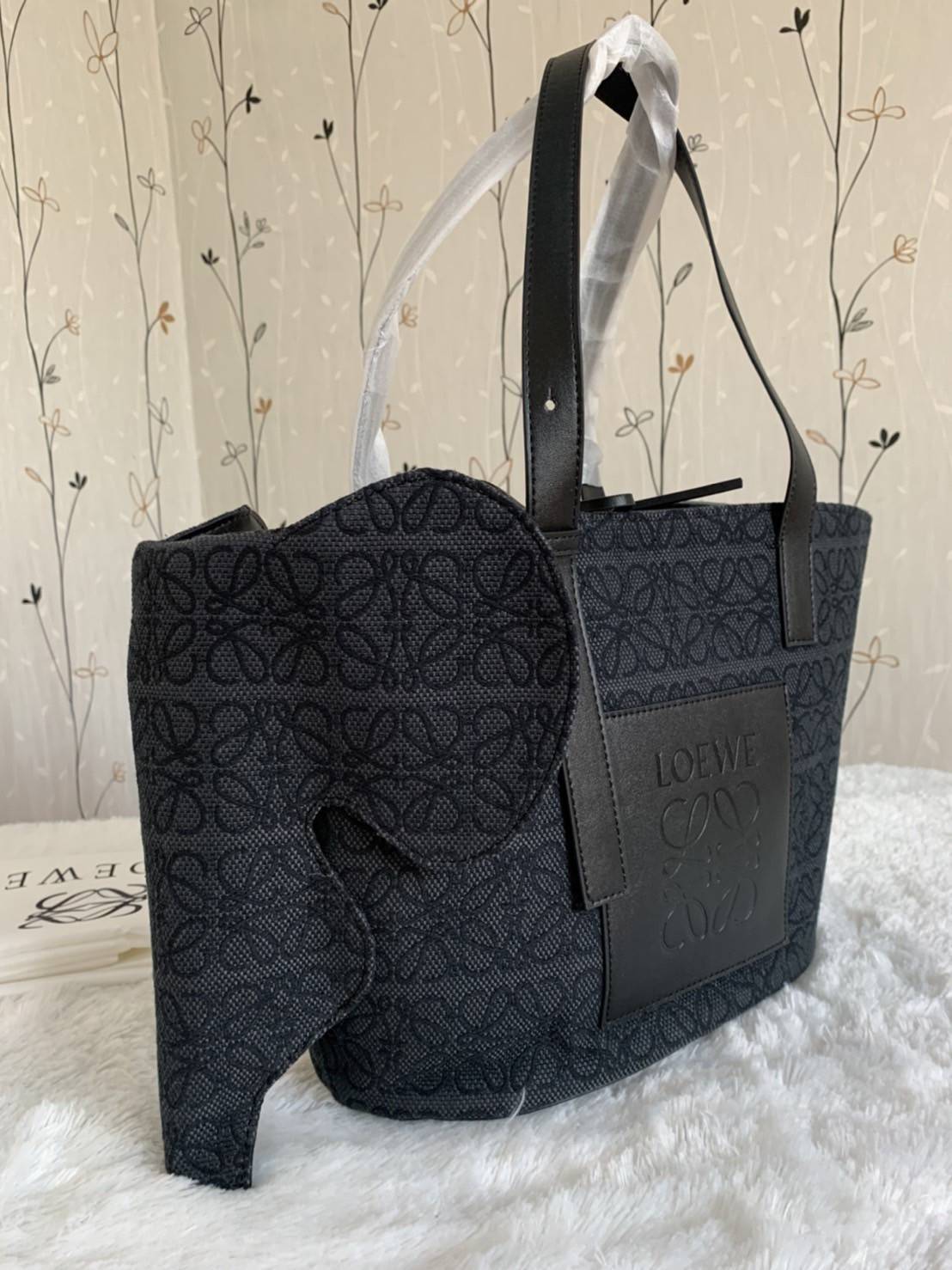 LOEWE Canvas Elephant Bag In Anagram Print คอลเลคชั่นใหม่ล่าสุด ดีไซน์รูปน้องช้าง น่ารักมากมาย งานแบรนด์หรูจาก โลเอเว่ (LOEWE) คงความเอกลักษณ์ด้วยวัสดุ Anagram Canvas Jacquard Fabric ผสมผสานหนังแท้ Calfskin ลงตัวสุดคลาสสิค ด้านในโลงกว้าง จุของได้เยอะเลยค่