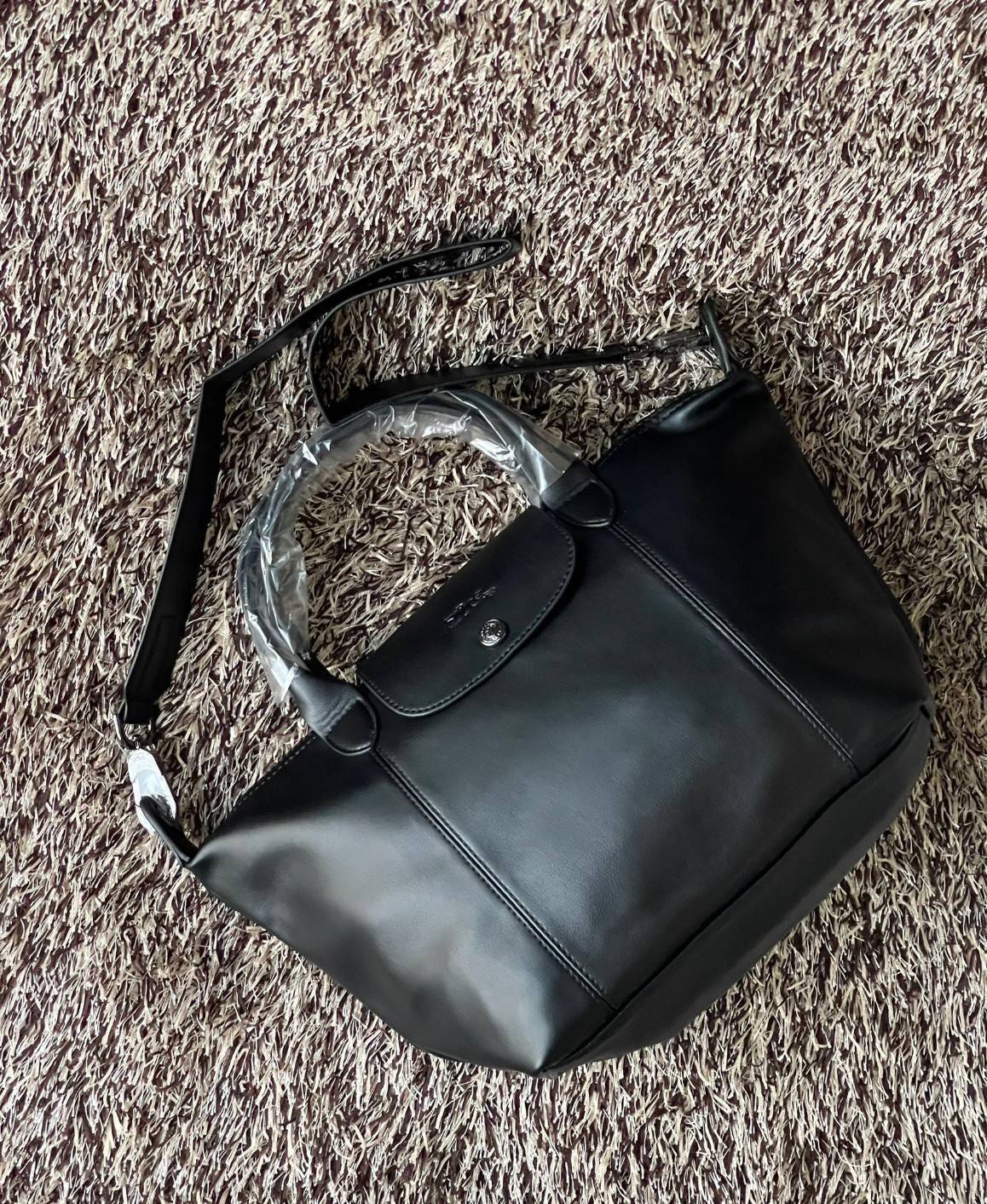 Longchamp Le Pliage Cuir Top handle bag S เรียกว่าเป็นกระเป๋าอีกหนึ่งรุ่นที่ไม่ว่ายังไงก็ฮอตฮิตและติดเทรนด์ตลอดไม่เคยเปลี่ยนกับ ทรง Le Pliage Cuir หนึ่งในตระกูลกระเป๋าสุดไอคอนิกจากแบรนด์