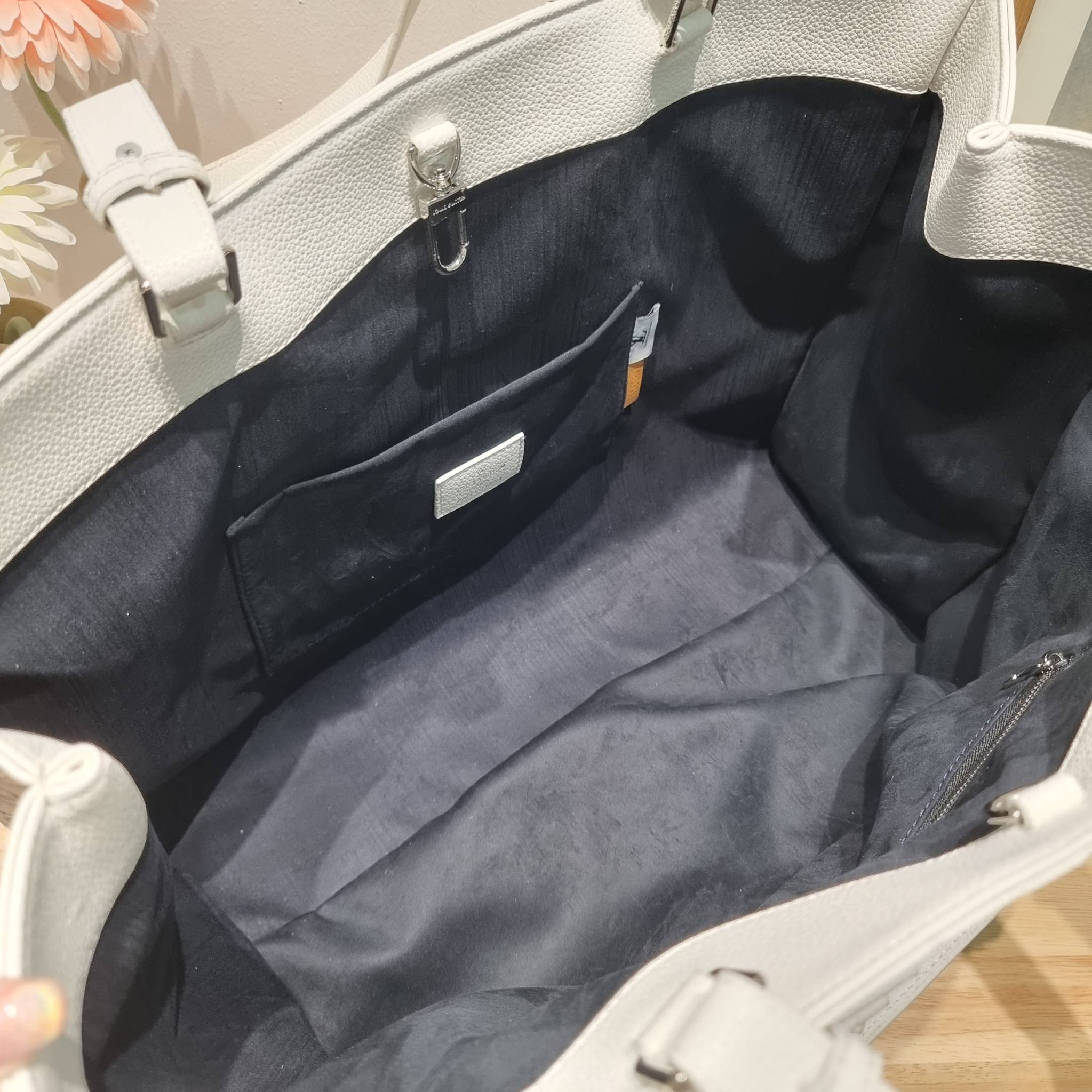 LV x YK Sac Plat 24H Bag Taurillon Monogram / LV × YK SAC CARRYALL TOTE ใหม่รับ summer สดใสฉีกทุกกฏ เพราะใช้ได้แบบยูนิเซ็กส์ กับกระเป๋าเดินทางมาในรูปแบบของทรงโท้ท ใบใหญ่ จุได้แบบจุกๆ ดีไซน์ลวดลายโดดเด่น