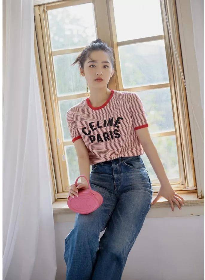 VIP 🥂 CELINE OVAL MINAUDIERE CUIR TRIOMPHE น้องน่ารักม้ากกกก!! น่ารักตะโกนไปเลย!! กับกระเป๋าทรง oval รุ่นแรร์ไอเท็ม ที่หายาก และ sold out ไปหลายรอบ!! น้องใบกะทัดรัด สำหรับสาวๆที่ชอบพกพกของแบบง่ายๆ ให้ชีวิตไม่ยุ่งยาก คล้องแขนใช้งานเก๋ๆ วัสดุหนังสัง