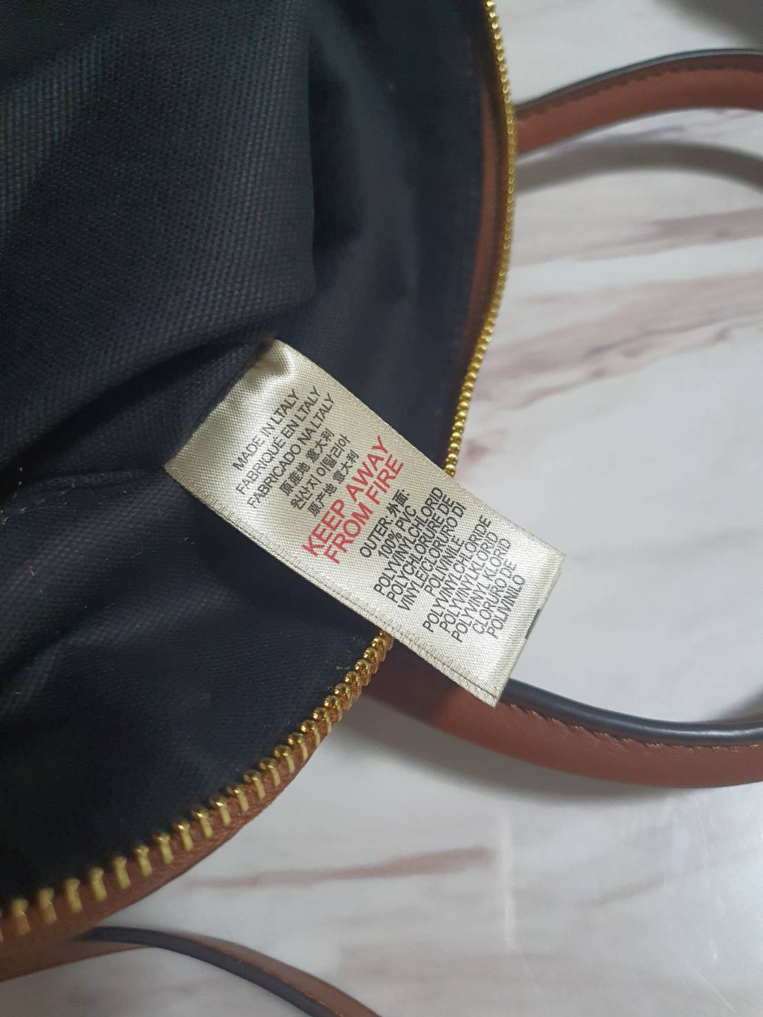 BURBERRY VINTAGE BAG VIP GIFT WITH PURCHASE (GWP) พรีเมี่ยมกิ๊ฟ Limited Edition จากBURBERRY วัสดุหนังทั้งใบ ทรงคลาสสิคสวยหรู เปิดปิดด้วยซิป ภายในมีช่องใส่ของโล่งกว้าง พร้อมช่องซิปอีกหนึ่งช่อง สามารถใส่มือถือ ipad ของจุกจิกได้ อีกด้านใส่ของพร้อมหยิบใช้ อะไ