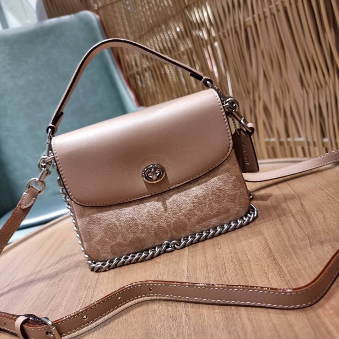 COACH 89089 CASSIE CROSSBODY 19 IN SIGNATURE CANVAS คัมแบ็คแล้วจ้า!! เรียบหรู ดูดี ต้องไอเท็มนี้เลย!! กระเป๋าสะพายข้าง สุดพิเศษ!! มีสายมาให้ถึง 3 แบบ!! สลับใช้แมทช์ตามสไตล์ได้เลย วัสดุหนังแคนวาสสลับหนังแท้ บอกเลยว่าสวยทุกสีนะคอลนี้ เปิด-ปิดด้วยตัวบิดล็อค 