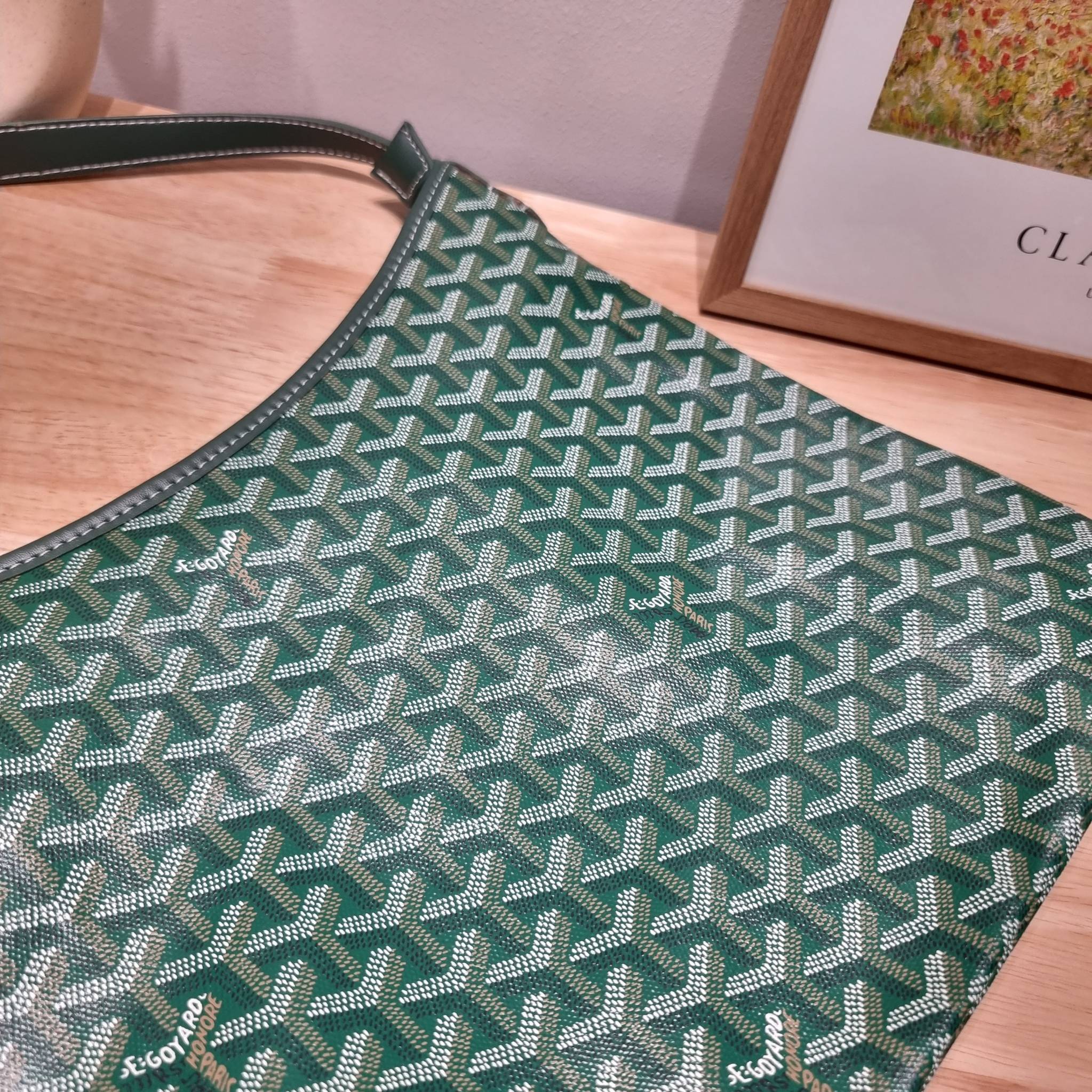 GOYARD BOHEME HOBO BAG / GOYARD HOBO กระเป๋าสะพายทรงโฮโบ ใบใหญ่จุใจ!! มาครบสีขายดี เลิศทุกสี รูปทรงคลาสสิค ดีไซน์เป็นเอกลักษณ์ วัสดุหนังแคนวาสพิมพ์ลายสวยคม ปากกระเป๋ามีซิปเปิด-ปิดกันของหล่นได้ ภายในโล่งกว้างมาก มาพร้อมสายคล้องในตัว ทนทาน สะพายสวยๆได้ทุกวั