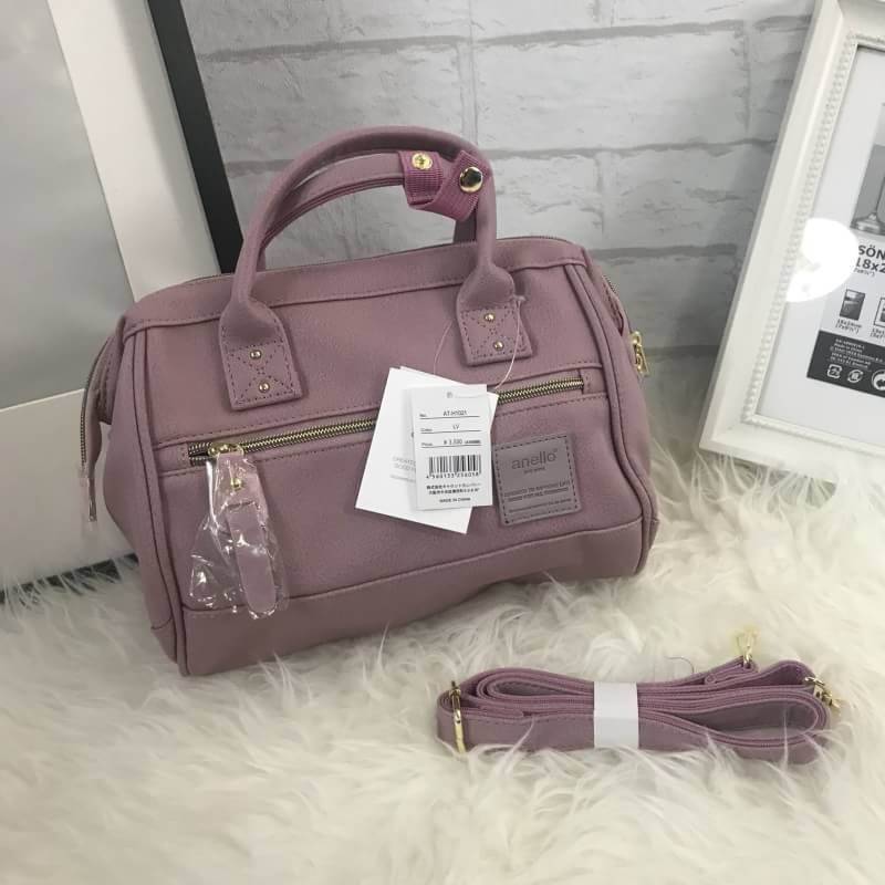 มาใหม่ชนช็อป Anello Boston Bag PU 2 way รุ่นสุดฮิตแห่งปี Anello Boston Bag ใหม่ล่าสุด รุ่น PU หนังนิ่มสวย ทรงนี้ฮิตอยู่แล้ว พอมีรุ่นหนังออกมา ก็ยิ่งขายดีมากๆค่ะ รูปทรงสี่เหลี่ยม ใบขนาดกลางกำลังดี มาพร้อมสายสะพายยาวที่ปรับระดับได้ free หนังสวยมากๆ น้ำหนักเ