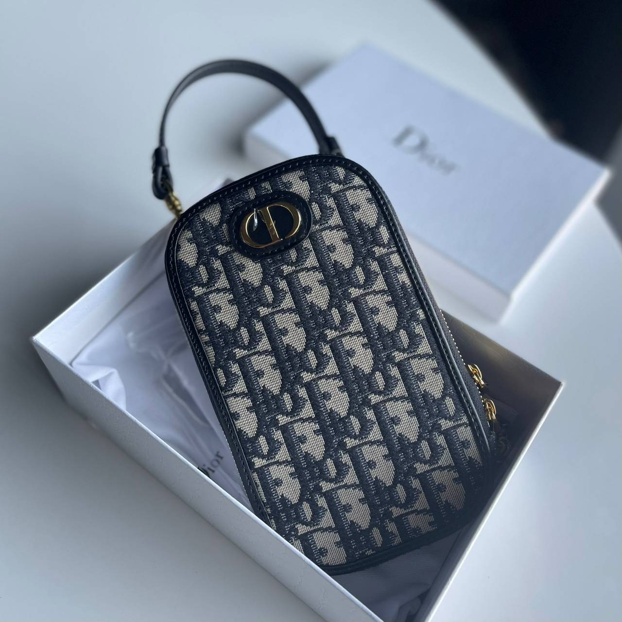 DIOR Phone Bag / DIOR 30 Montaigne Phone Holder Blue Dior Oblique Jacquard เกรดใช้งานสลับของแท้ เกรดออริจินอล กระเป๋าใส่โทรศัพท์ติดโลโก้ CD สีทองด้านหน้ากระเป๋า มีสายโซ่สีทองแบบยาวที่สามารถสะพาย crossbody ได้ และสายหนังเอามาหิ้วเก๋ๆ ก็ได้นะคะ สายทั้ง 2 สา