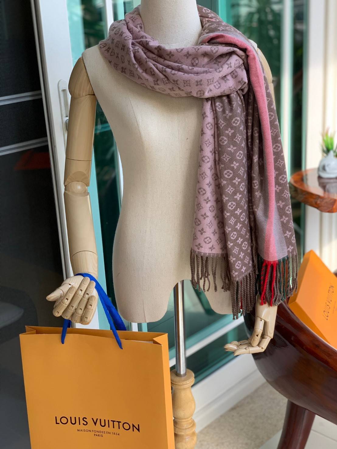 Louis Vuitton Women’s Scarves Accessories Scarf อีกหนึ่งแบรนด์ดังจากปารีส ด้วยงานพรีเมี่ยมกิ้ฟสีพาสเทล เพื่อส่งมอบความรู้สึกดีๆให้กับคนที่คุณรัก ในรูปแบบผ้าพันคอและผ้าคุมไหล่ผืนใหญ่ให้ความอบอุ่น ถักทอด้วยผ้าcashmere ผ้าเนื้อดี สัมผัสนุ่มมือ ทอลายในตัว สีแ