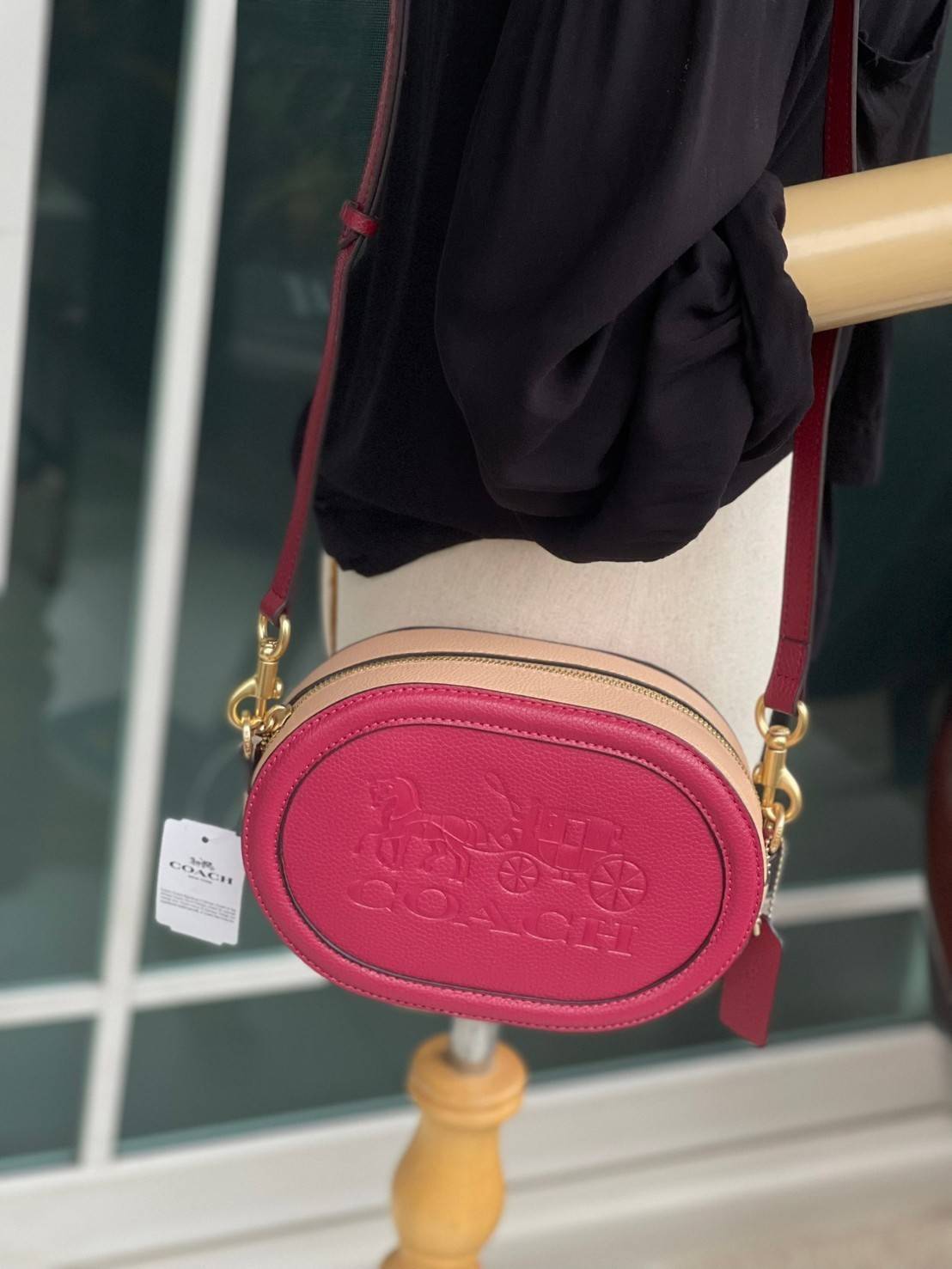 COACH CAMERA BAG IN COLORBLOCK WITH HORSE AND CARRIAGE (COACH C4164) กระเป๋าที่ดีไซน์ออกมาในทรงสะพายไหล่และทรง Camera คาดว่าเป็นรุ่นที่สาว ๆ เห็นแล้วจะต้องสะดุดตาเป็นพิเศษกับดีไซน์อันโดดเด่นที่ดูมีสไตล์ ไม่ว่าจะเป็นในวันสบาย ๆ หรือวันพิเศษก็สามารถนำไปมิกซ
