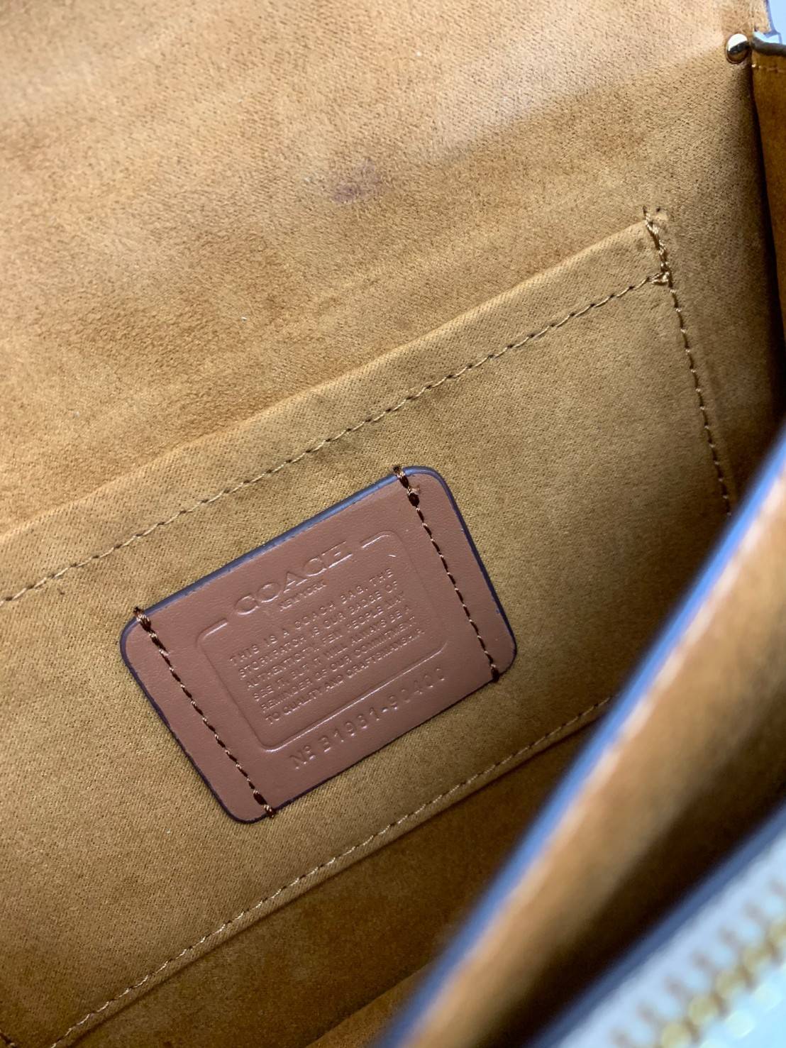 พร้อมส่งถึง8สี ห้ามพลาดค่ะ! COACH KLARE CROSSBODY BAG ((91019//91174//90400//1424//90635)) พร้อมส่งที่ไทย กระเป๋าสะพายครอสบอดี้ร์หรือสามารถทบเป็นสายคู่คล้องไหล่ได้ด้วยค่ะ หนังแท้ แต่ละสีทำลายหนังได้สวยงามแตกต่างกันออกไปนะคะ ✔️ห้อยด้วยป้ายแบรนด์แบบโ