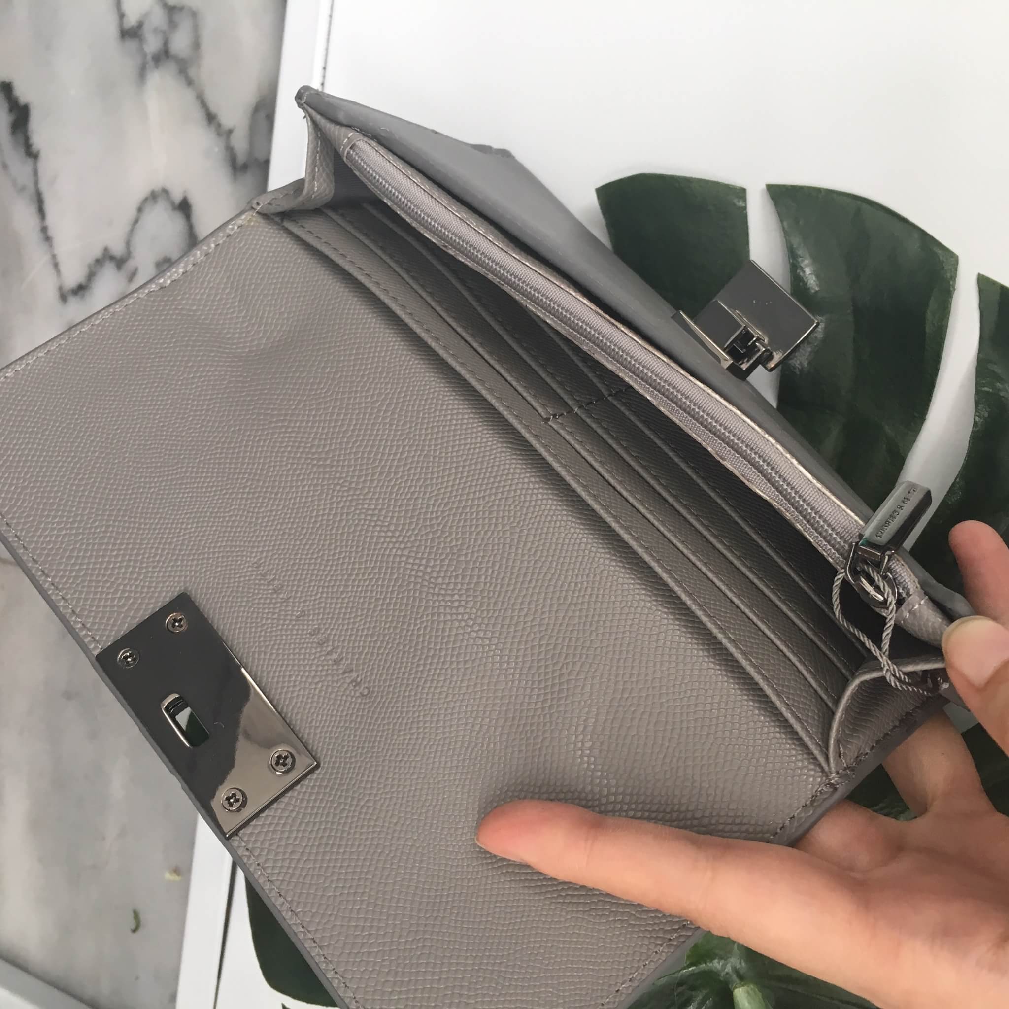 🎈 งานแท้ชนช้อป รุ่นหายาก !! กระเป๋าสตางค์ จากแบรนด์ Charles & Keith สวย หรูมากกกก ใบนี้ เป็นกระเป๋าตัง 2 พับ ใช้ได้ 2 ด้านเลยน้า #คุ้ม #เลิศ มี 2 สี เทาเข้ม กับ ดำ คะ มีช่องใส่ บัตรเยอะ ช่องใส่เหรียญ ใส่ แบงค์ บอกคำเดียว สวยรับเงิน #มีถุงผ้าแบรนด์ใ