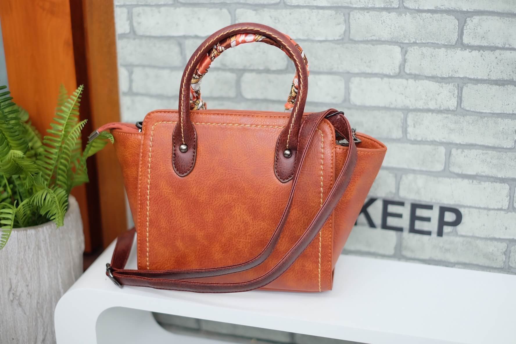 รุ่นใหม่ ล่าสุด !! จากแบรนด์ KEEP ทรงสวย ขนาดกำลังดีคะ จุดเด่นดีเทลใบนี้ - หนังกลับ สีสวย ลายหนังชัดเจน -ขนาดกำลังดี ใส่มือถือ กระเป๋าตังค์ยาวได้