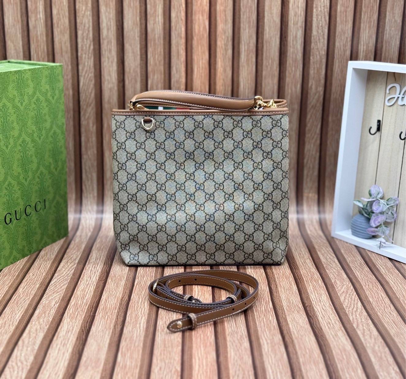 ORI หนังแท้ | GUCCI GG Emblem medium bucket bag กระเป๋าถือ/สะพายทรงบัคเก็ต ขนาดกลางใบใหญ่ จุของได้เยอะ ดีไซน์คลาสสิคคงความเอกลักษณ์