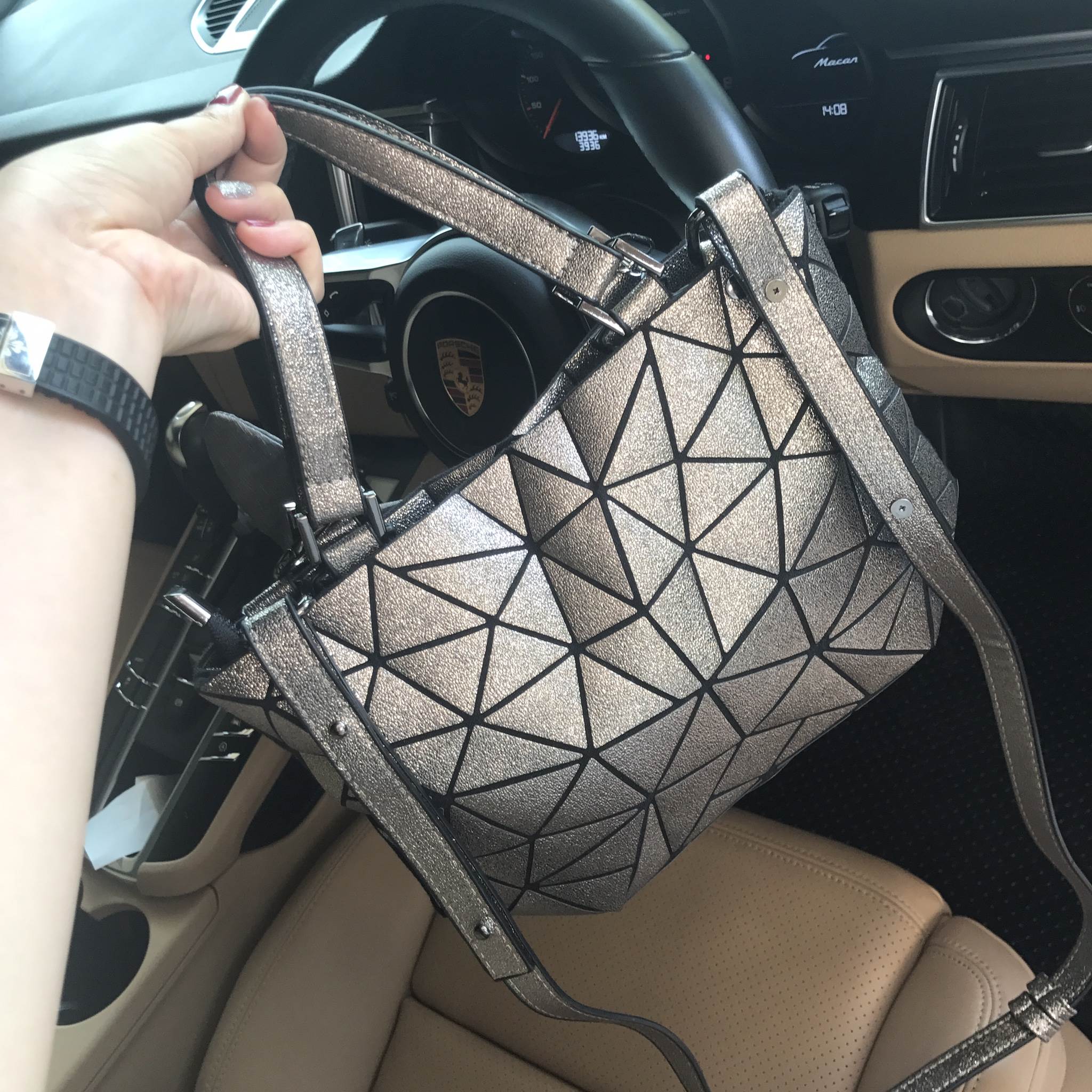 ห้ามพลาดเลยน๊า size Mini !!! น่ารักมากกค๊า ✨✨✨ มาใหม่ สี Limited edition 🌈🌈 ✨สี Silver Glitter ✨ใบจริงสวย เลิศมากๆ ค่า รับประกันเลย กระเป๋าทรงสุดฮิตจากแบรนด์ David Jones ใบนี้ มาพร้อมกับน้องกระต่ายสีเข้า 