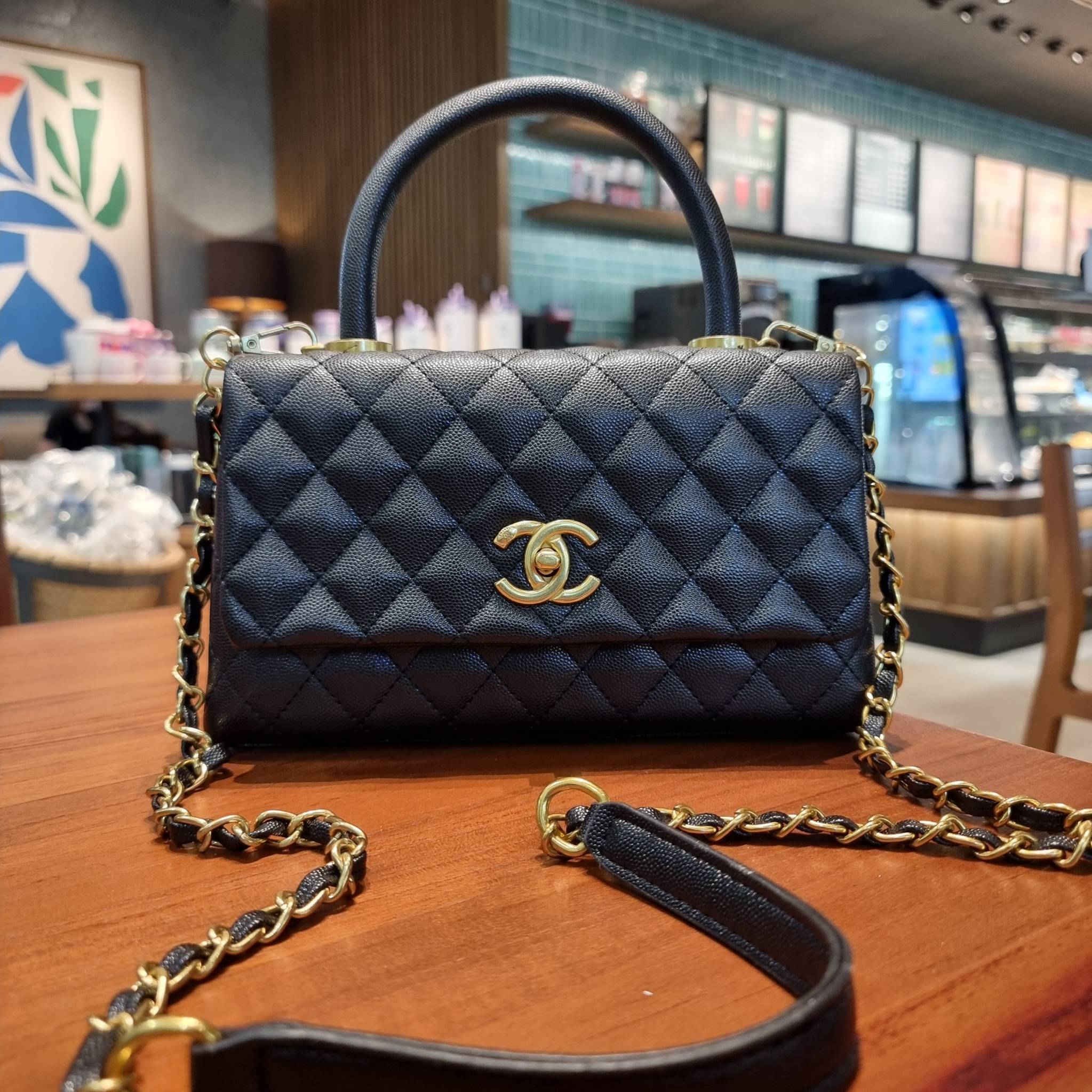 VIP 】รุ่นยอดฮิตตลอดกาล ไซส์กำลังสวย!! จากแบรนด์ Chanel กระเป๋าถือ/สะพาย หนังลายคาเวียร์ โลโก้เด่นชัด เปิด-ปิดกระเป๋าด้วยตัวบิดล็อค อะไหล่สีทองหรู ทรงสวยผู้ดี ภายในกระเป๋ามีช่องโล่งกว้างจุของได้พอสมควร มีช่องซิปแบ่งสัดส่วน ด้านหลังมีช่องเก็บของจุกจิกอีก 1 