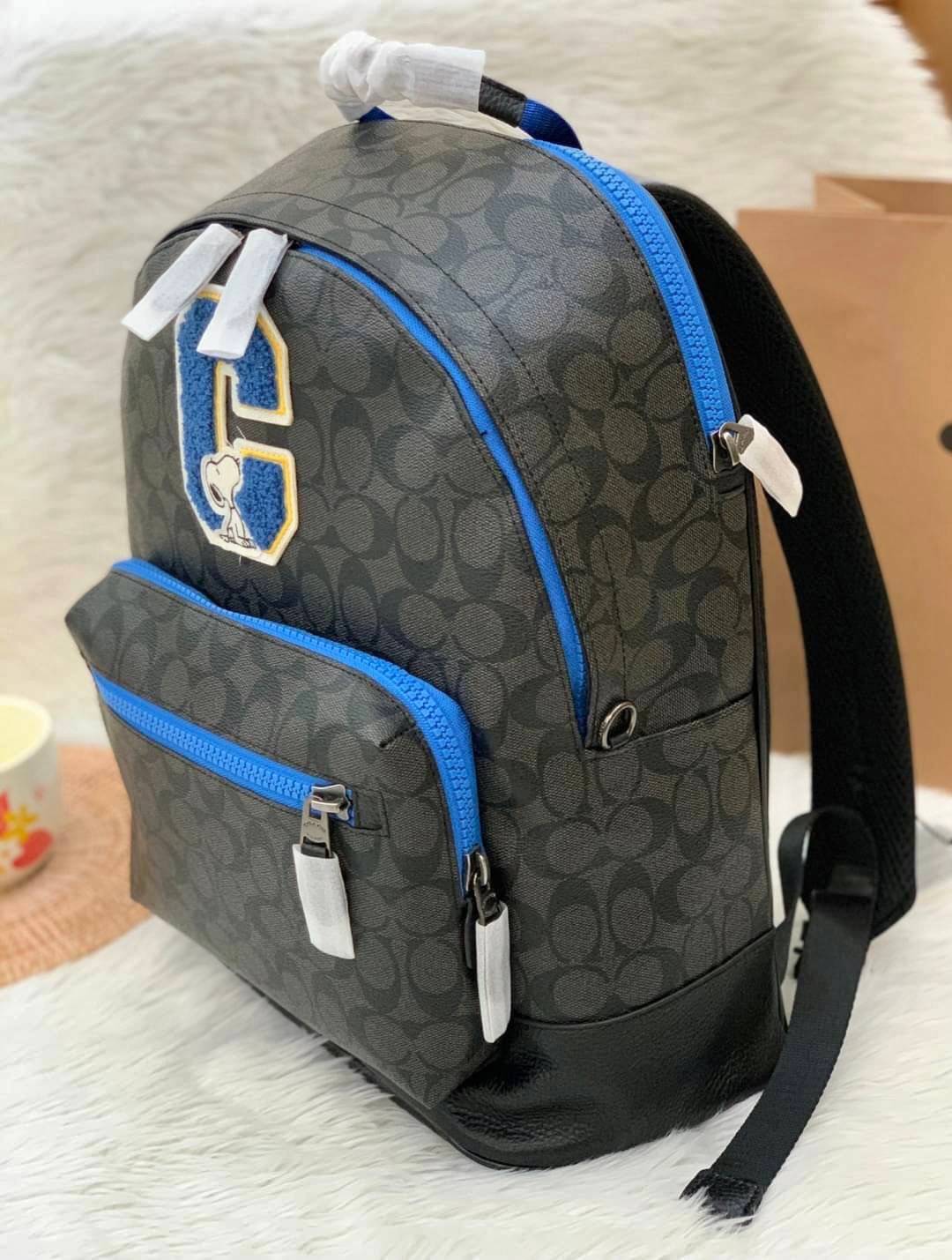 เป้รุ่นใหญ่ คู่ใจไปไหนไปกันค่าาา 🔺ใช้ได้ทั้งชาย//หญิง นะคะรุ่นนี้ Coach C5511 X Peanuts West Backpack In Signature Canvas With Varsity Patches 📌พร้อมส่ง! กระเป๋าสะพายหลังแบบมีหูหิ้ว หนังแท้อย่างดี หนังนิ่มมือดีมากค่ะ! 🌈จุดเด่นตรงด้