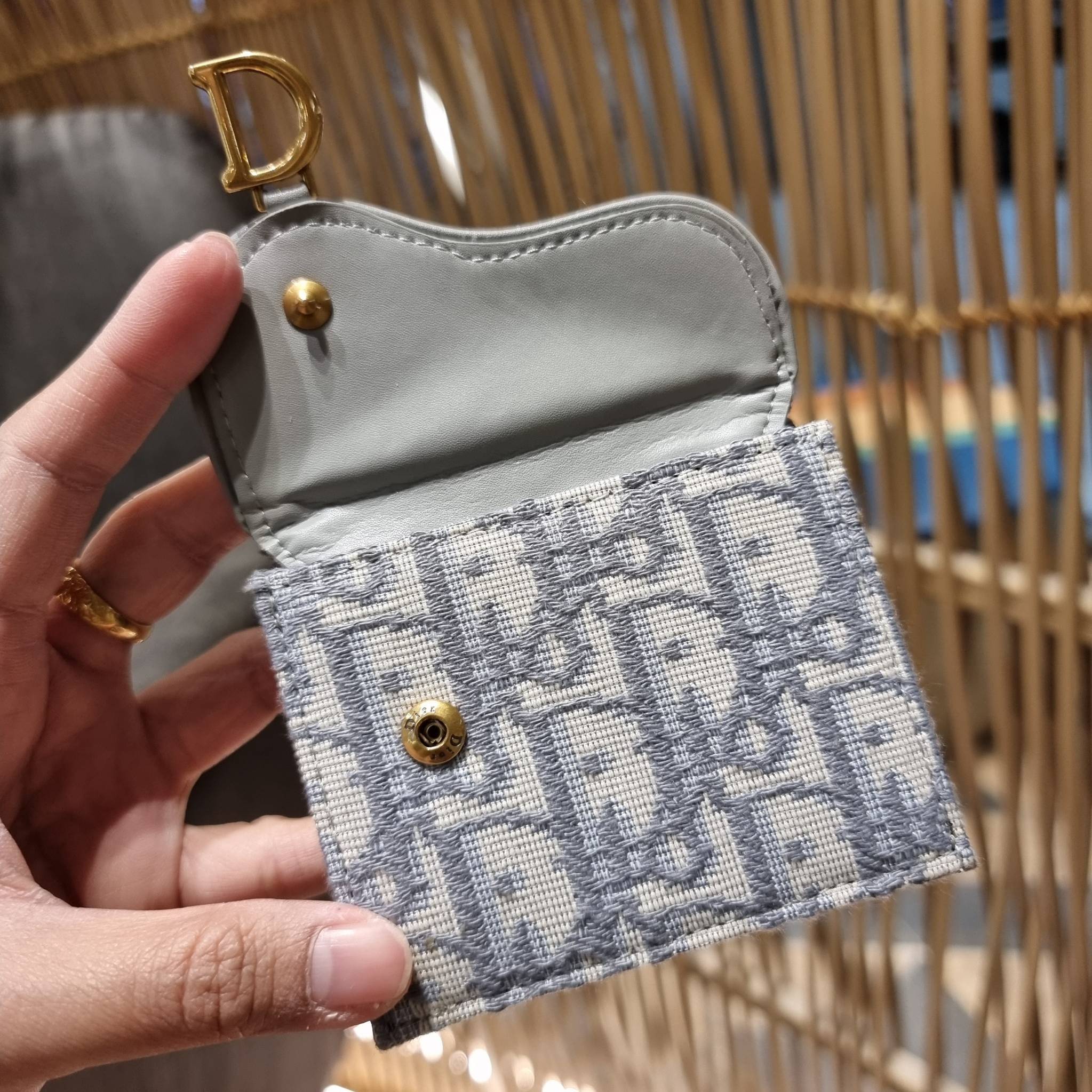 VIP 】CD MULTI WALLET WITH GWP กระเป๋าสตางค์ขนาดเหมาะมือ กะทัดรัดไม่กินพื้นที่ พรีเมี่ยมกิ๊ฟจากเคาน์เตอร์ ดีไซน์แบบพับ ใช้งานง่าย น่ารักน่าใช้จริงๆ วัสดุผ้าแคนวาสปักลาย สลับหนังแท้ภายใน ภายในมีช่องใส่บัตร ใส่ธนบัตรได้ สะดวกใช้มากๆ มาพร้อม box set ในราคาที่