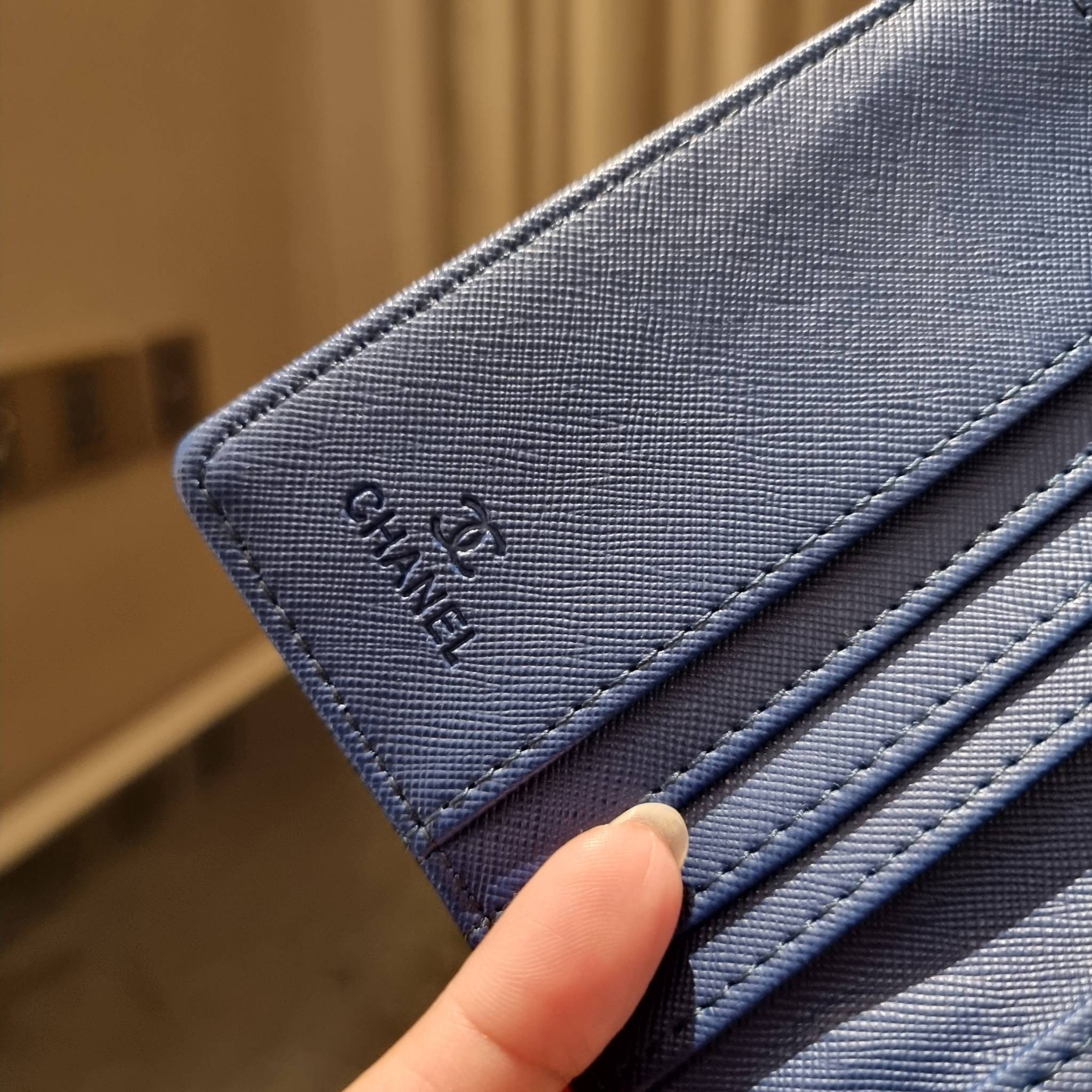 VIP 】มาแล้วจ้า!! รุ่นแนะนำ!! ฮิตติดใจสาวๆ!! กระเป๋าสตางค์ใบสั้นรุ่นฝาพับ จาก Chanel premium for gift เรียบหรู ดูไฮน์ วัสดุหนังสังเคราะห์ลายคาร์เวีย ด้านในเป็นหนังซาฟเฟียโน่ เปิด-ปิดด้วยกระดุมแม่เหล็ก ภายในกระเป๋ามีช่องใส่บัตร ใส่ธนบัตรได้ ดีไซน์เรียบหรูตา