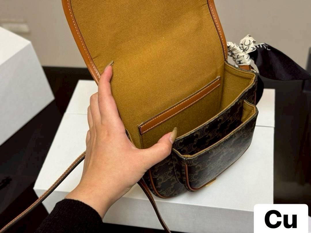 CELINE Folco bag in Triomphe canvas and Leather กระเป๋าสะพายข้าง รุ่นตามหาเข้าเพิ่มเติมสต๊อกพร้อมส่งแล้วค่าสาวๆ รุ่นยอดฮิต ขายดีไม่มีตก ทรงสวยโดดเด่นเป็นเอกลักษณ์ ดีไซน์โค้งมนสวยงาม