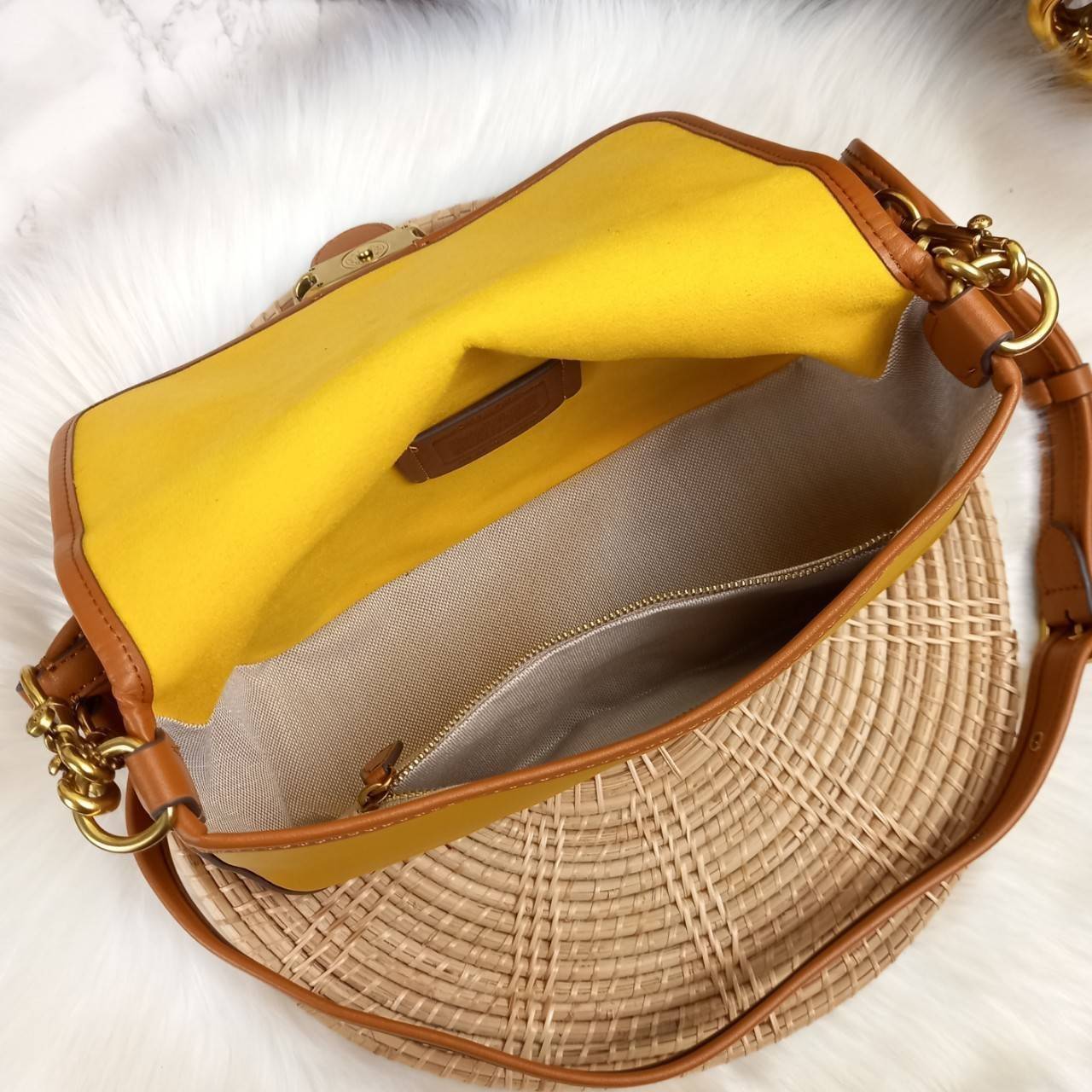 COACH SOFT TABBY SHOULDER BAG (C4823//C5261) กระเป๋าถือ กระเป๋าสะพาย ที่ใครๆก็เข้าถึงได้ หรูหรา คลาสสิค ลุคเรียบร้อย แต่ความสวยไม่น้อย! ดาเมจความลุคผู้ดีรุนแรงมาก!!เกินต้าน!!// วัสดุหนังแท้ทั้งใบ หนังเรียบ หนังนิ่มมากๆ อยู่ทรงสวยมากๆด้วย// ด้านในโล่งกว้าง