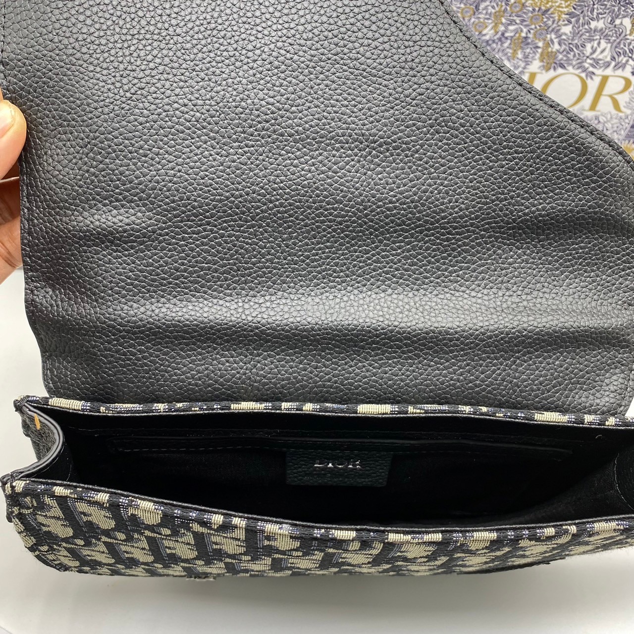 DIOR SADDLE Pouch Beige And Black Canvas and Leather Messenger Bag DIOR Chest Bag พร้อมส่งที่ไทย ยังคงรักษาสไตล์ไว้ได้ เฉพาะสำหรับคุณที่จะติดตามเทรนด์อานม้ารุ่นที่สวยงามนี้ในผ้าใบเฉียงและหนัง สายสะพายไหล่แบบเส้นเดียวและด้านในบุด้วยผ้า กระเป๋าสะพายข้างหรือ