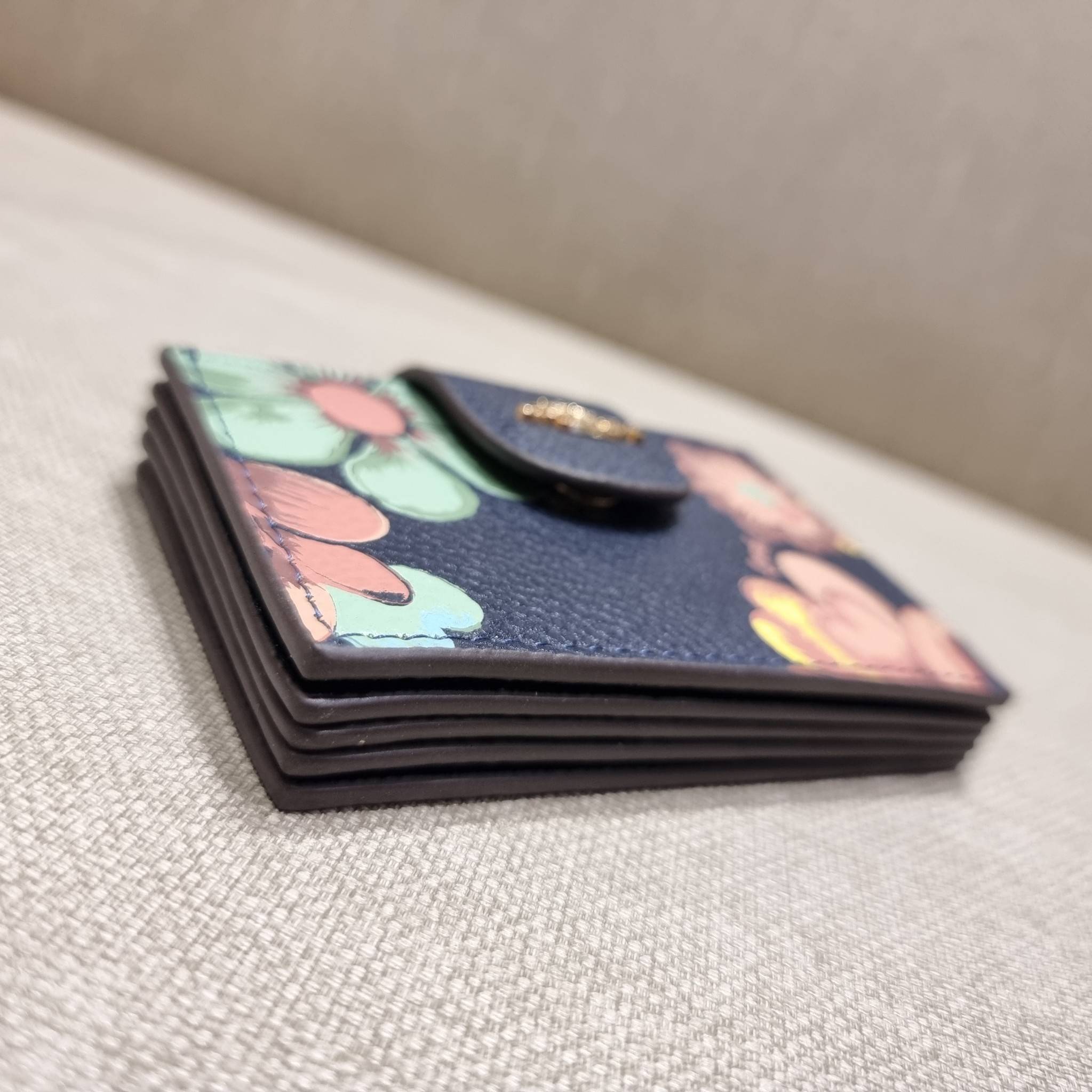 COACH C8325 ACCORDION CARD CASE WITH DREAMY LAND FLORAL PRINT ไอเท็มที่ทำใจฟูจัดเลยจ้า กับกระเป๋าถนอมบัตร ที่สาวๆตามหา ดีไซน์ลวดลายน่ารักมากๆ ขนาดกะทัดรัด พกพาสะดวก วัสดุหนัง pepble ภายในเป็นช่องใส่บัตรได้หลายใบ เหมาะมากสำหรับใครที่มองหากระเป๋าแบ่งสัดส่วน