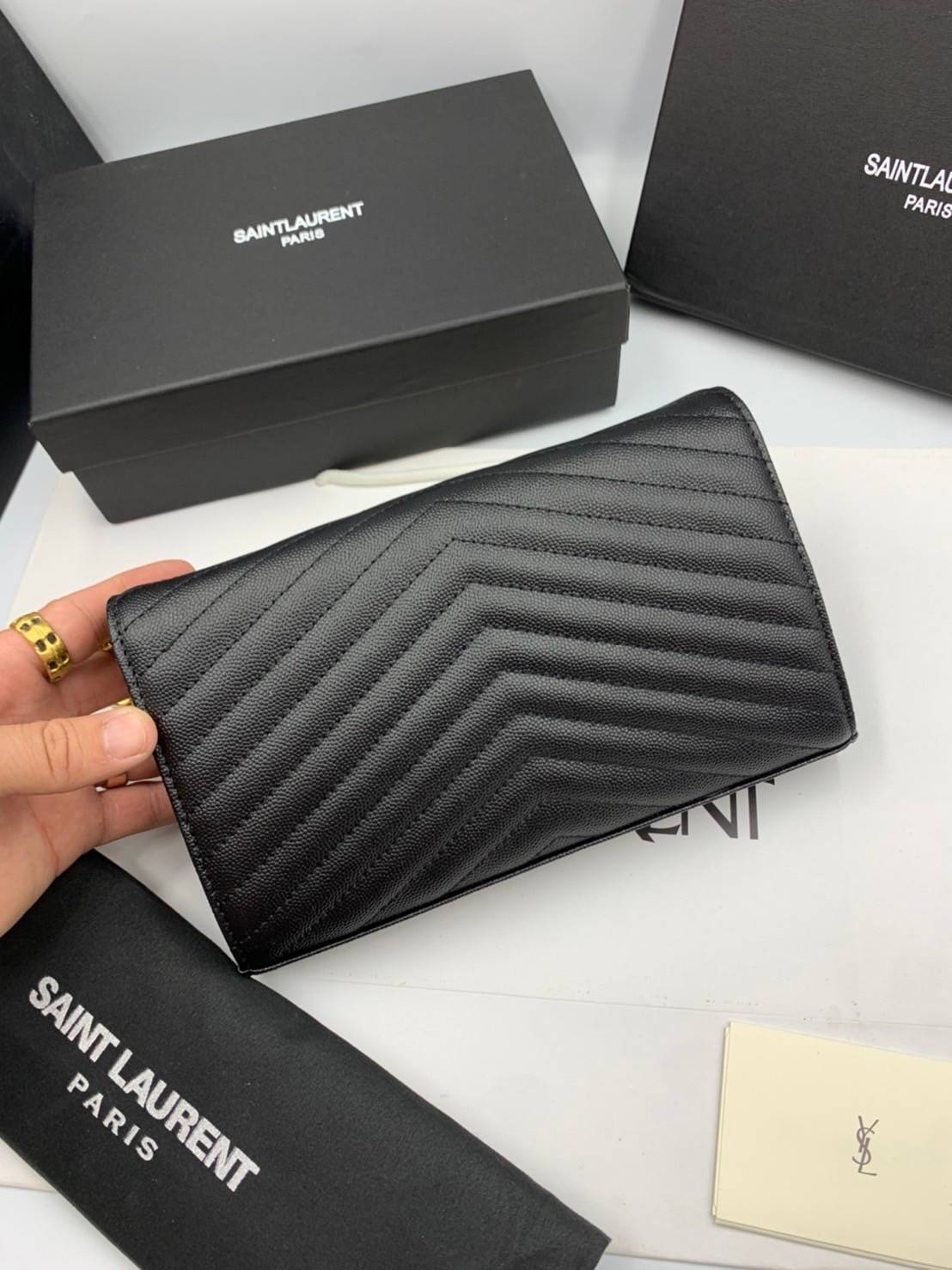 VIP GIFT 】หนังแท้ YSL WOC 9" Saint Laurent Chain Wallet Envelope Woc Monogram Black Leather Cross Body Bag กระเป๋าเงิน wallet on chain ที่มาพร้อมสายสะพายแบบโซ่ ขนาด 9” หนังวัวติดโลโก้ YSL มีทั้งอะไหล่เงิน ทอง และดำ ด้านในมีช่องซิป และช่องใส่การ์ด เรี