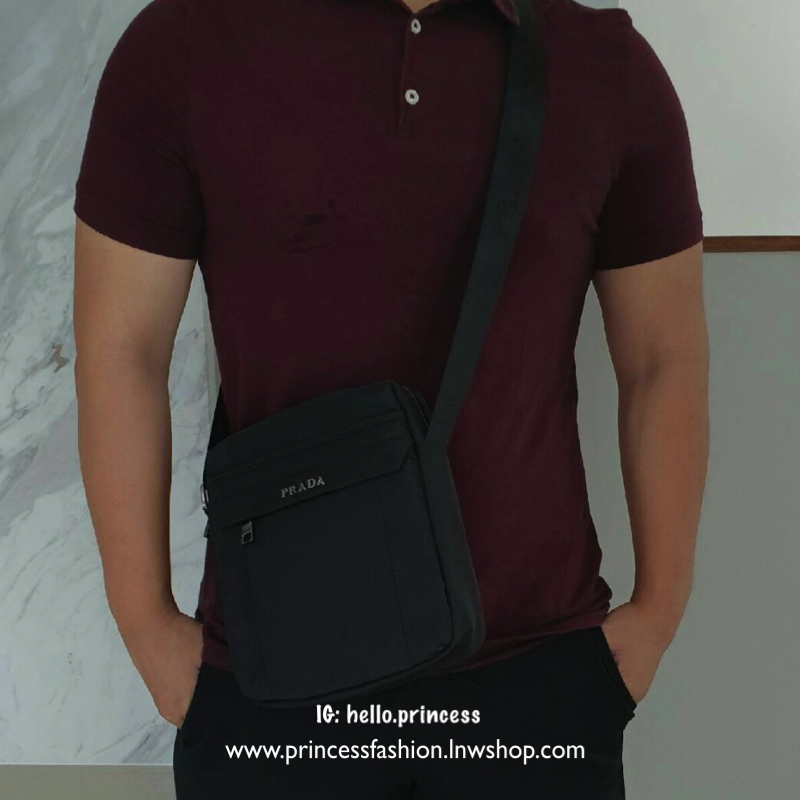กระเป๋าสะพายข้าง แบรนด์PRADA วัสดุทำจากผ้า Nylon คุณภาพดี สามารถกันน้ำได้ เหมาะสำหรับผู้ชายสายลุยมากค่ะรุ่นนี้ ขนาดกะทัดรัดไม่ใหญ่ไม่เล็กเกินไป สามารถใส่ Tablet ipad ได้คะ อะไหล่สีเงิน ภายในมีช่องซิปใส่ของแยกได้ ด้านหน้ามีช่องซิปสำหรับใส่ของแยก มาพร้อมโลโ
