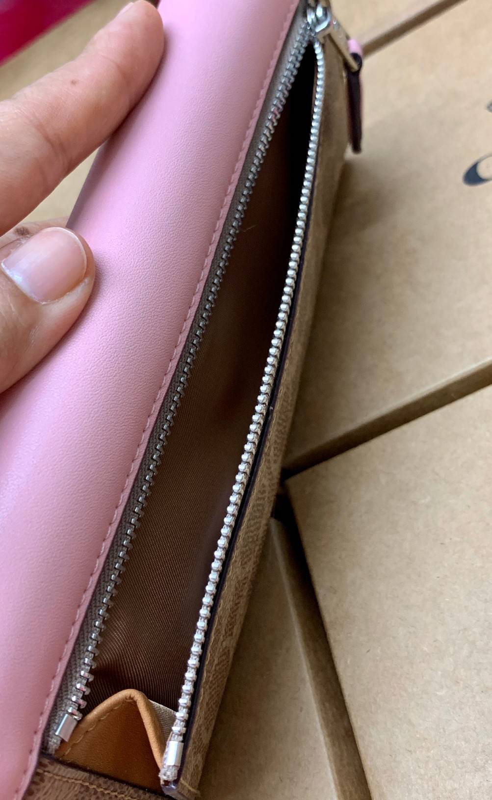 COACH SOFT WALLET BAG กระเป๋าสตางค์ใบยาว หนังชั้นแรก ลายcผสมหนังเรียบ แบบซองจดหมาย ฝาปิดเปิดแบบกระดุม มีช่องด้านหน้าหนึ่งช่อง ช่องใส่ธนบัตรตามยาวหนึ่งช่อง และช่องเสียบัตรต่างๆได้8ช่องค่ะ ด้านหลังเป็นช่องซิปยาวสำหรับใส่เหรียญนะคะ ใบขนาดพอดีมือ สีทูโทนน่าใช