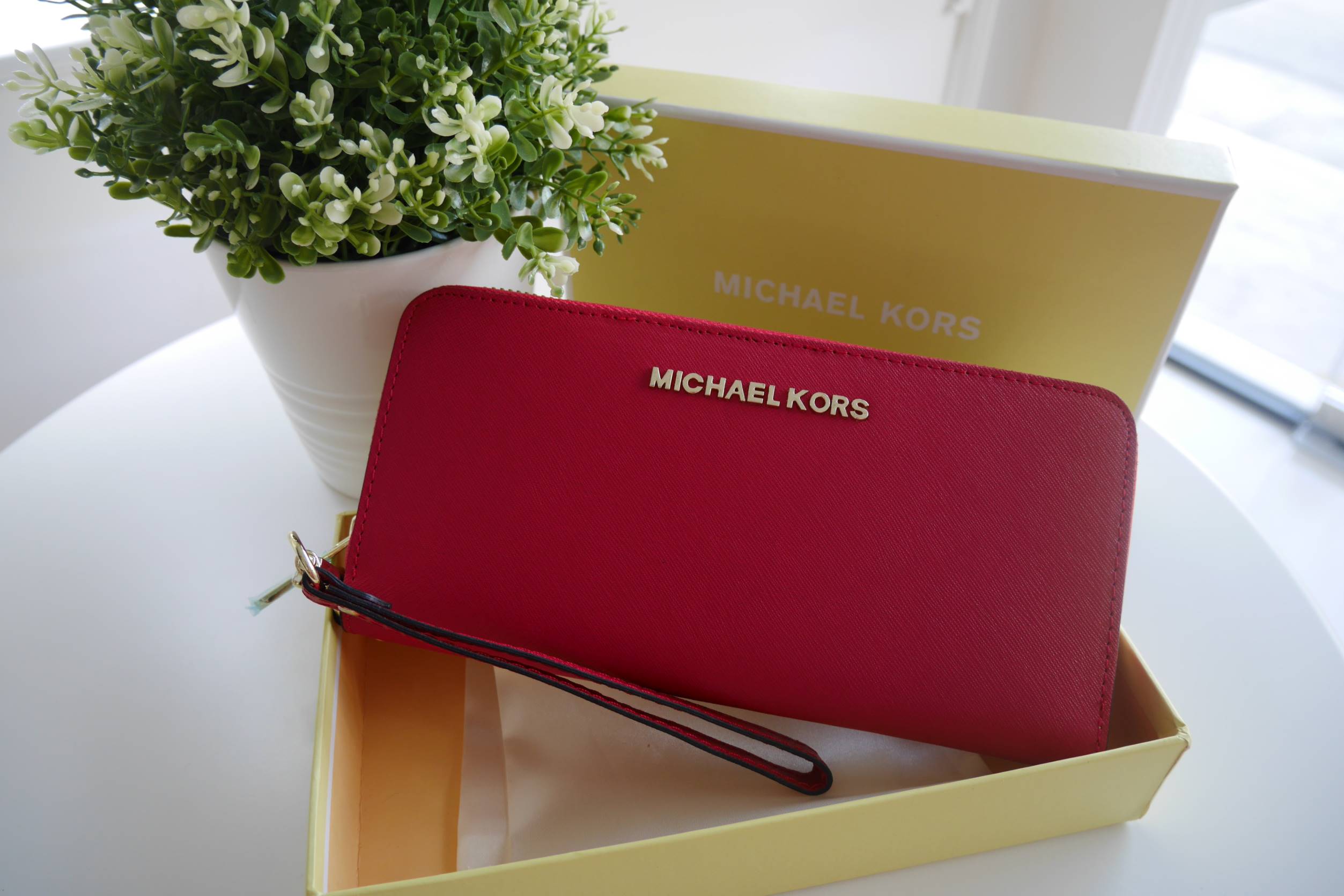 Best seller! งานขายดี รุ่นใหม่คะ Michael kors saffiano Wallet กระเป๋าสตางค์ใบยาว หนัง Saffiano ซิปรอบ สวยหรู มาก อะไหล่ปั้มโลโก้แบรนด์ ด้านในมีช่องใส่บัตร เยอะม้ากกก อีกด้านมีช่องแบงค์+ซิปใส่เหรียญ จุของได้เยอะจริงๆคะ ใส่ iphone 6+ ได้ สวยหรูดูดี อุปกรณ์ค