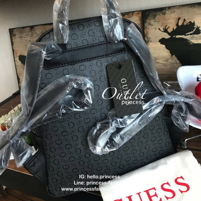 Guess Factory Mini Backpack กระเป๋าเป้สะพายขนาดกลาง มีฐานกว้าง จุของได้เยอะ เปิดปิดด้วยซิปคู่ใช้งานง่าย ภายในกว้าง ใส่กระเป๋าสตางค์ มินิไอแพคและของจุกจิกอื่นได้ ด้านหน้ามี1ช่องซิปใช้งาน ประดับโลโก้รูปสามเหลี่ยม สายสะพายปรับได้เพื่อนการใช้งานที่คล่องตัว เห