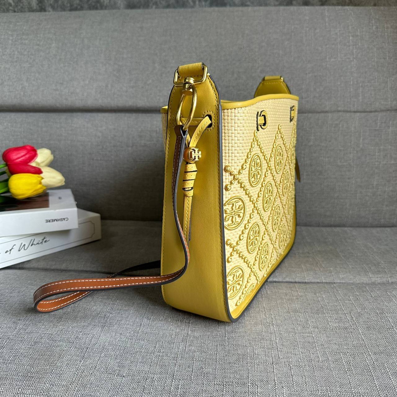 TORY BURCH T Monogram Straw Bell Bag กระเป๋าสะพายข้างรุ่นคลาสสิกที่ได้แรงบันดาลใจจากการควิลท์แบบดั้งเดิมของเพนซิลเวเนีย คอลเลกชันบ่งบอกถึงความมีสไตล์เหนือกาลเวลา รูปทรงเรียวโดดเด่น ปักทอลายแบรนด์อย่างสวยงาม เปิด ปิดด้วยเชือกรูด ด้านในช่องโล่งกว้าง ซับในผ้