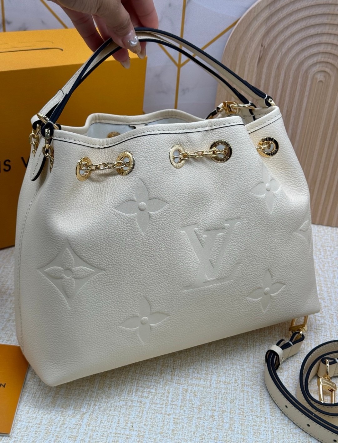 LV Bundle Bag / LV Bella Bucket Bag กระเป๋าสะพายทรงบัคเก็ตรุ่นใหม่ หนังแท้ Monogram Empreinte ตกแต่งอะไหล่สีทองหรูหราปั้มแบรนด์ รูปทรงกระเป๋าเพรียวบางใช้งานได้ตั้งแต่เช้าจรดค่ำแมตช์กับเสื้อผ้าได้ทุกชุด หูจับแบบคู่ใช้ถือก็ดู ล้ำสมัย