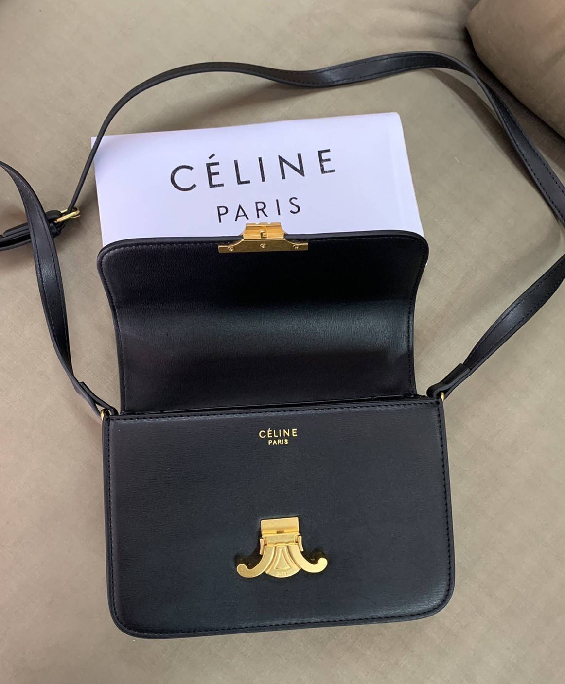 CELINE Medium Triomphe Bag In Shiny Calfskin Medium Triomphe Bag In Shiny Calfskin GIFT WITH PURCHASE (GWP) พรีเมี่ยมกิ๊ฟ Limited Edition จาก CELINE PERFUME DUTY FREE COUNTER วัสดุหนังแท้ (Calfskin) ซับในเป็นหนังแกะ (Lambskin) รูปทรงสี่เหลี่ยมผืนผ้า ขนาดก
