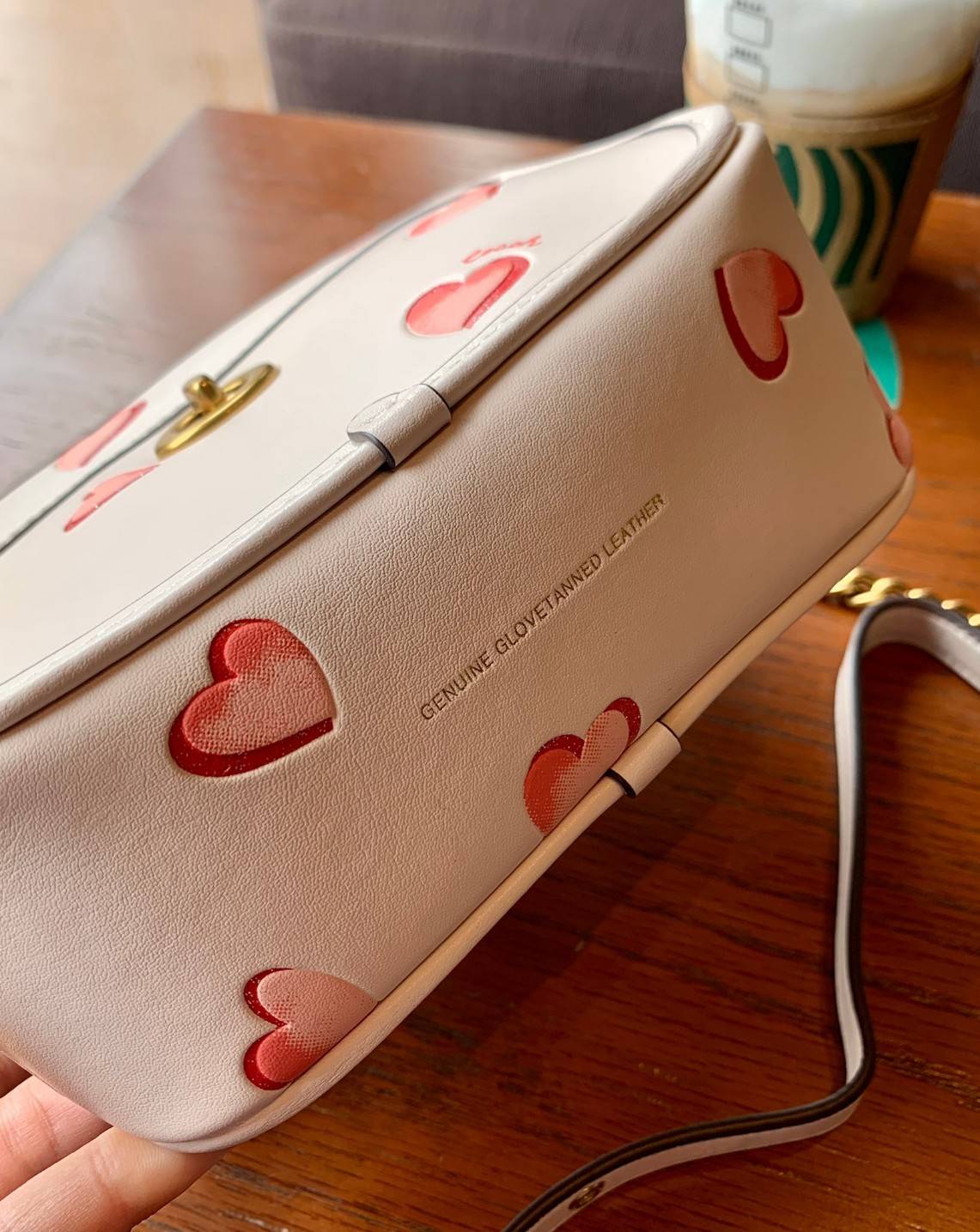 COACH LUNCHBOX TOP HANDLE WITH HEART PRINT ((C3920)) พร้อมส่งความน่ารักที่ไทย ตามมาติดๆค่ะ!! กระเป๋าสะพายข้างหรือแบบหิ้วออกงานเกร๋ๆได้เลยค่ะ หนังแท้อย่างดีสวยงามมากค่ะ ❤️จุดเด่นของรุ่นคือปริ้นลายหัวใจแบบ3D ทั้งใบ