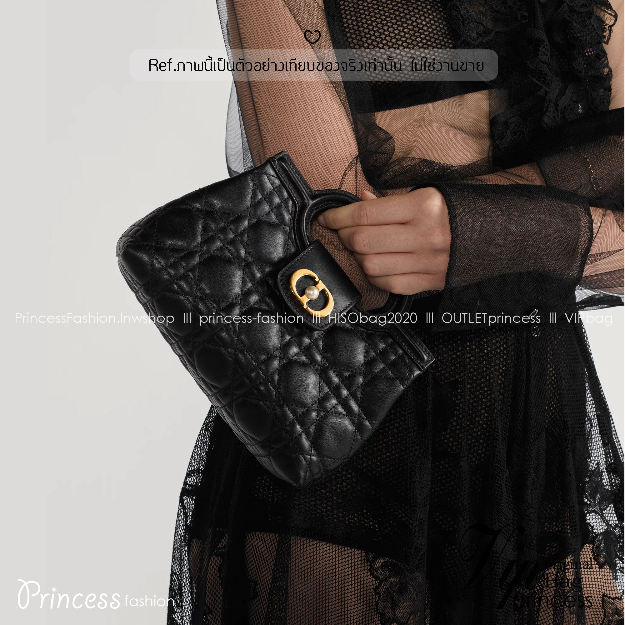 ORI หนังแท้ | Dior Jolie Top Handle Mini Bag กระเป๋าสะพายโจลี่ไซส์มินิหูจับในตัว ดีไซน์หรูหรา โดดเด่นด้วยฝาพับโลหะสีทอง ประดับมุกเรซินสีขาว มาพร้อมสายโซ่มีหนังรองบ่า สะพายไหล่หรือสะพายข้างได้ ทั้งกลางวันและกลางคืน