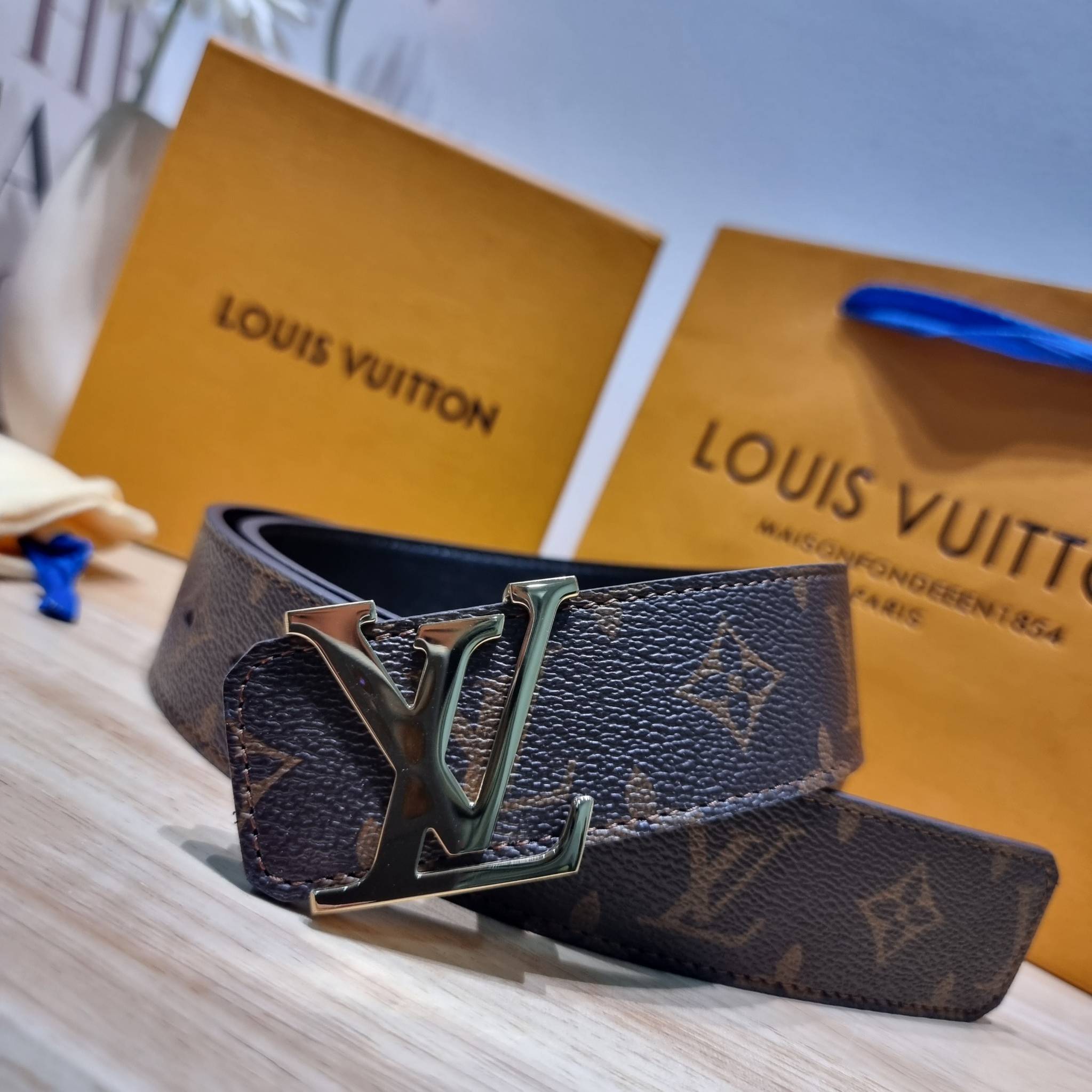 LV Belt Monogram / Silver- Gold เข็มขัดสุดคลาสสิค เรียบง่าย ผู้ดี เป็นซิกเนเจอร์ ด้วยดีไซน์ที่เป็นอมตะ หัวเข็มขัด solid steel อะไหล่ทองและอะไหล่เงินโดดเด่น