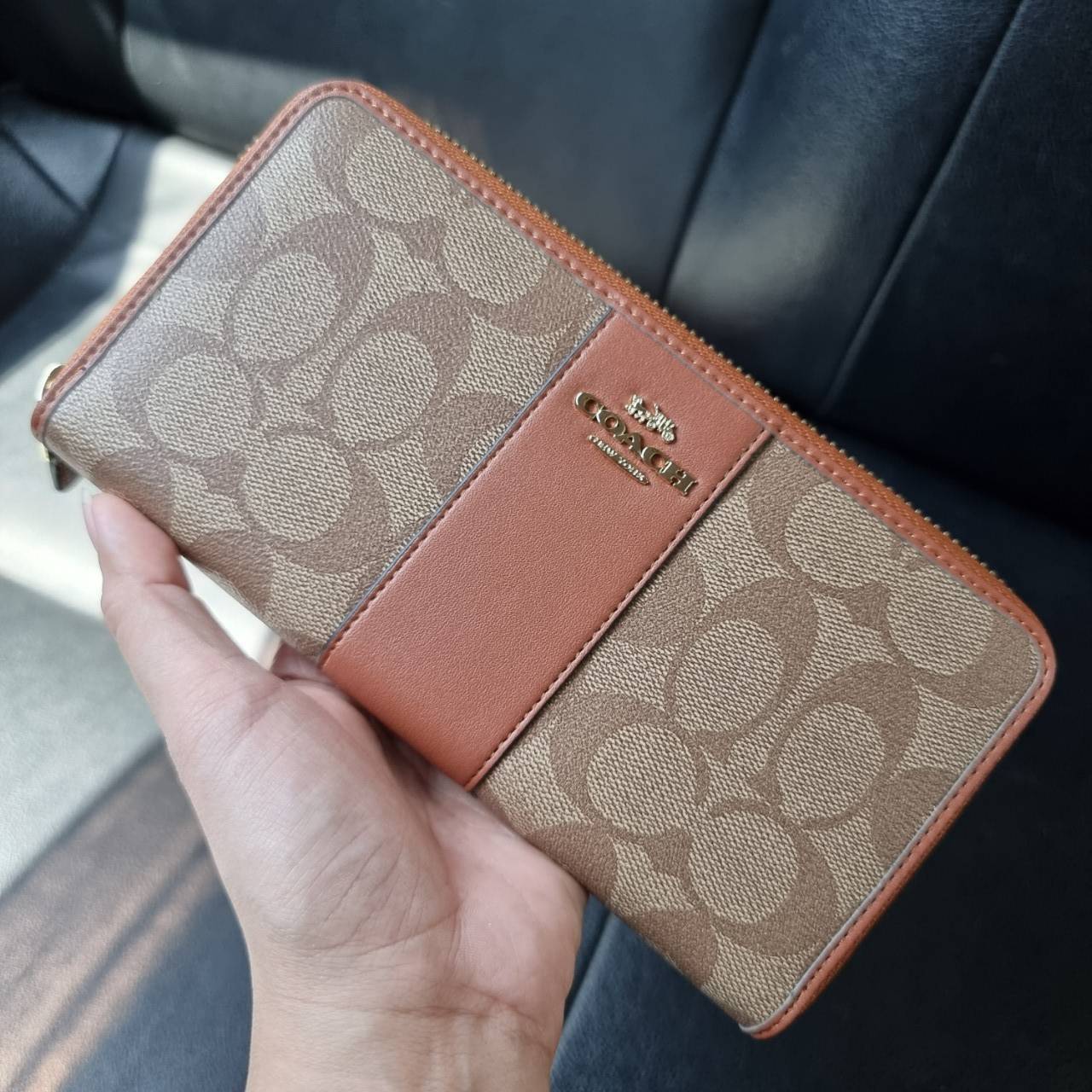 COACH F54630 ACCORDION ZIP WALLET IN SIGNATURE COATED CANVAS WITH LEATHER STRIPE กระเป๋าสตางค์ใบยาวรุ่นคลาสสิค คัดสีขายดีมาให้กันเลยจ้า ♥️ วัสดุหนังแคนวาสเคลือบลาย เปิด-ปิดด้วยซิปรอบ รูดใช้งานง่าย ใส่บัตรได้ มีช่องซิปใส่เหรียญ ใส่มือถือได้ พกใบนี้ใ