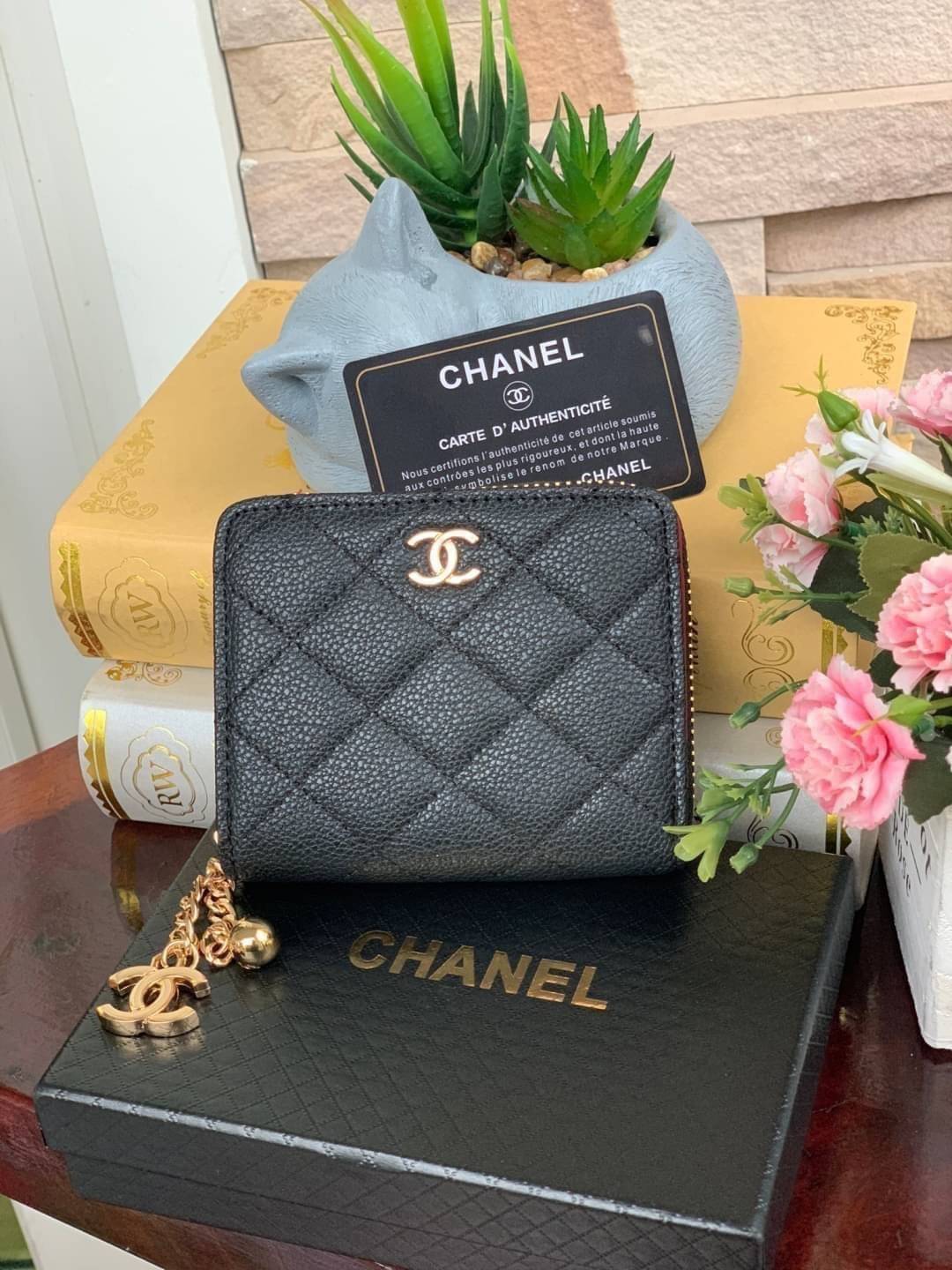 Chanel Short Wallet Caviar Skin กระเป๋าสตางค์แบบสั้น งานพรีเมี่ยมกิ๊ฟสุดพิเศษ มาพร้อมกล่องและการ์ด สำหรับมอบเป็นของขวัญให้กับคนพิเศษในโอกาสดีๆ กระเป๋าสตางค์สั้นใบนี้สามารถใช้งานได้ทั้ง2ด้าน มีทั้งด้านช่องซิปใส่เหรียญ อีกด้านสำหรับใส่ธนบัตรและการ์ด วัสดุลา
