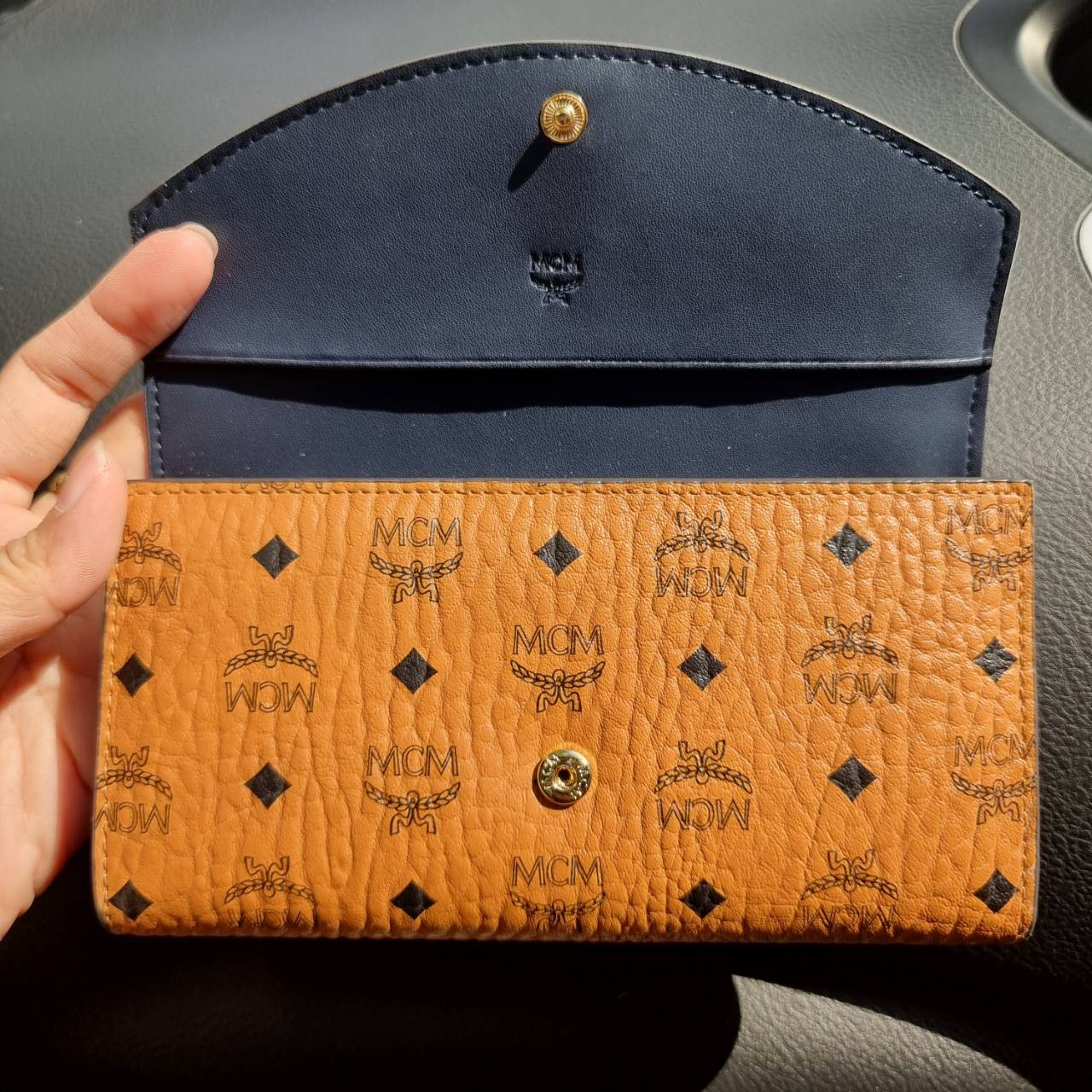 M.C.M TRIFOLD LONG WALLET IN VISETOS กระเป๋าสตางค์ใบยาว คอลเลคชั่นยอดนิยม รุ่นฝาพับ unisex ใช้ได้ทั้งหนุ่มๆและสาวๆน้า ใช้งานง่าย พกพาง่าย วัสดุหนังแคนวาสคุณภาพดี เปิด-ปิดด้วยกระดุม ภายในเป็นหนังแท้ นิ่ม สวย ใส่บัตรได้เยอะ ใส่ธนบัตรได้ทุกช