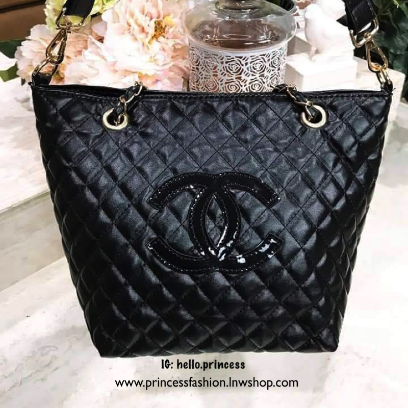 Chanel GWP Tote Bag With Chain New arrival! กระเป๋าสะพายทรง Tote VIP Gift With Purchase รุ่น Limited Edition VIP gift ของแท้จาก Chanel Perfume Counter วัสดุหนังเรียบลายตาราง ขนาดกำลังดี น้ำหนักเบา ด้านหน้ามีโลโก้ เปิดปิดด้วยกระดุมแม่เหล็ก ภายในมีโลโก้ และ