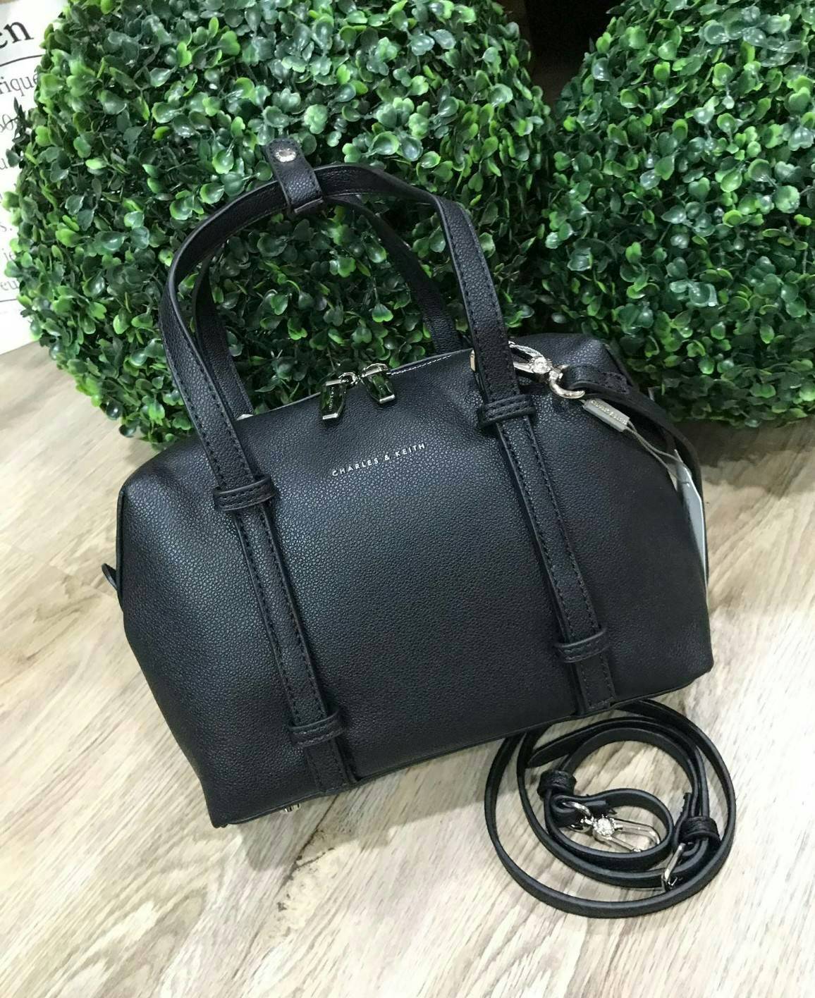 CHARLES & KEITH BOWLING BAG กระเป๋าถือหรือสะพายทรง Bowling วัสดุหนังแกะสังเคราะห์สวยอยู่ทรงขนาดกำลังดี น้ำหนักเบา หูจับถนัดมือ เปิดปิดด้วยซิปคู่สะดวกใช้ ภายในโล่งกว้าง มี1ช่องซิป พร้อมสายสะพายยาวถอดได้ปรับระดับได้ ภาพถ่ายจากสินค้าจริง ดีไซน์คลาสสิคสวยน่าใ