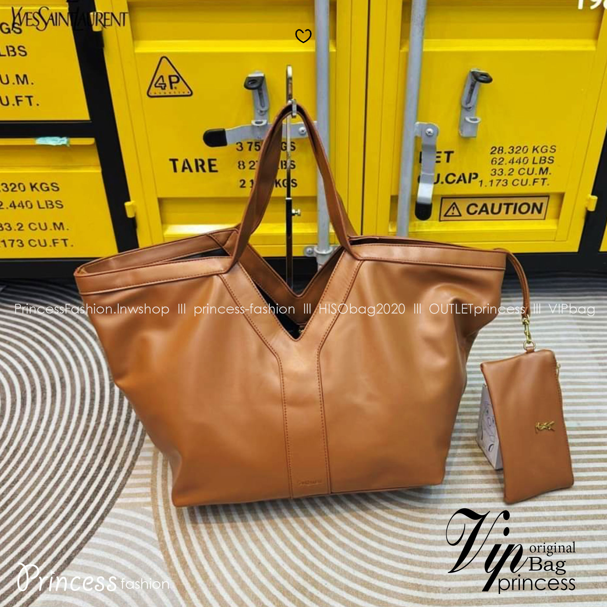 YSL Y TOTE IN LEATHER BAG กระเป๋าสะพายทรงโท้ทใบใหญ่ รุ่นใหม่ล่าสุด งานหนังสวยเต็มใบ ดีไซส์เรียบหรูดูแพงอย่างแท้จริง ภายในโล่งกว้างมาก จุของได้เยอะสุด เอาใจสายแบกแต่ยังคงความหรูไว้ในตัวอย่างแน่นอน